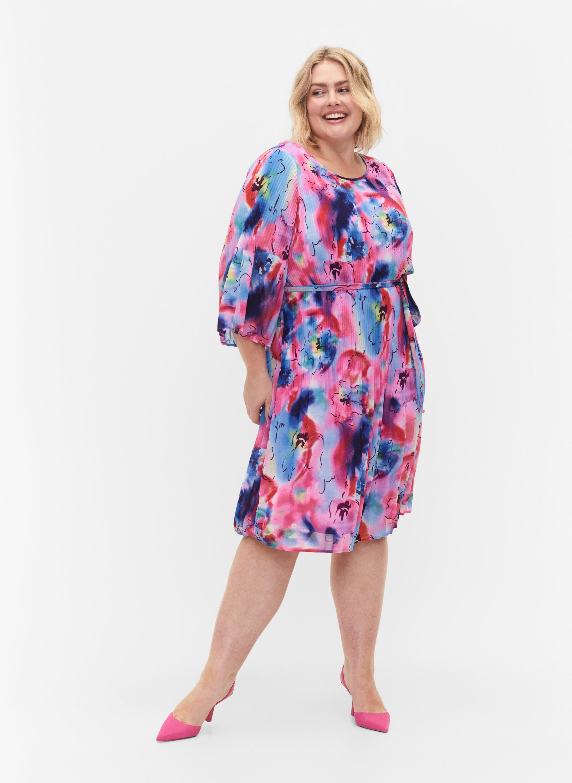 Zizzi Printet pliss&eacute;kjole med bindeb&aring;nd, Lavender Space AOP, Model image number 3