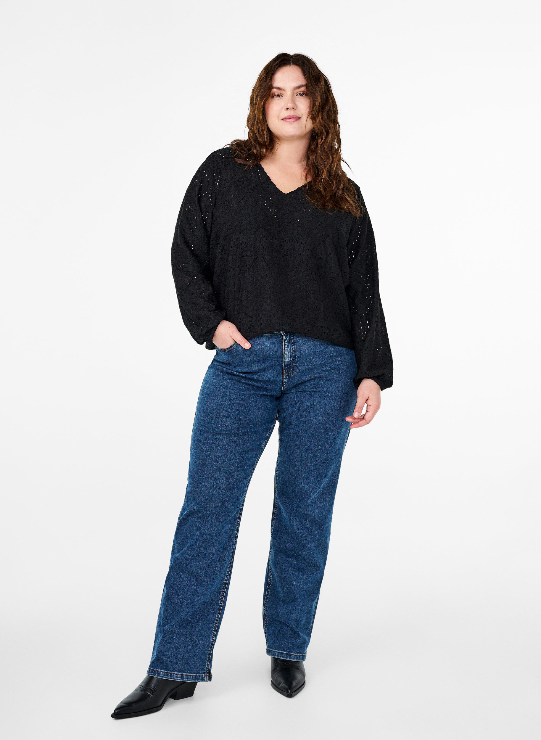 Zizzi Lang&aelig;rmet bluse med v-hals og hulm&oslash;nster, Black, Model image number 2