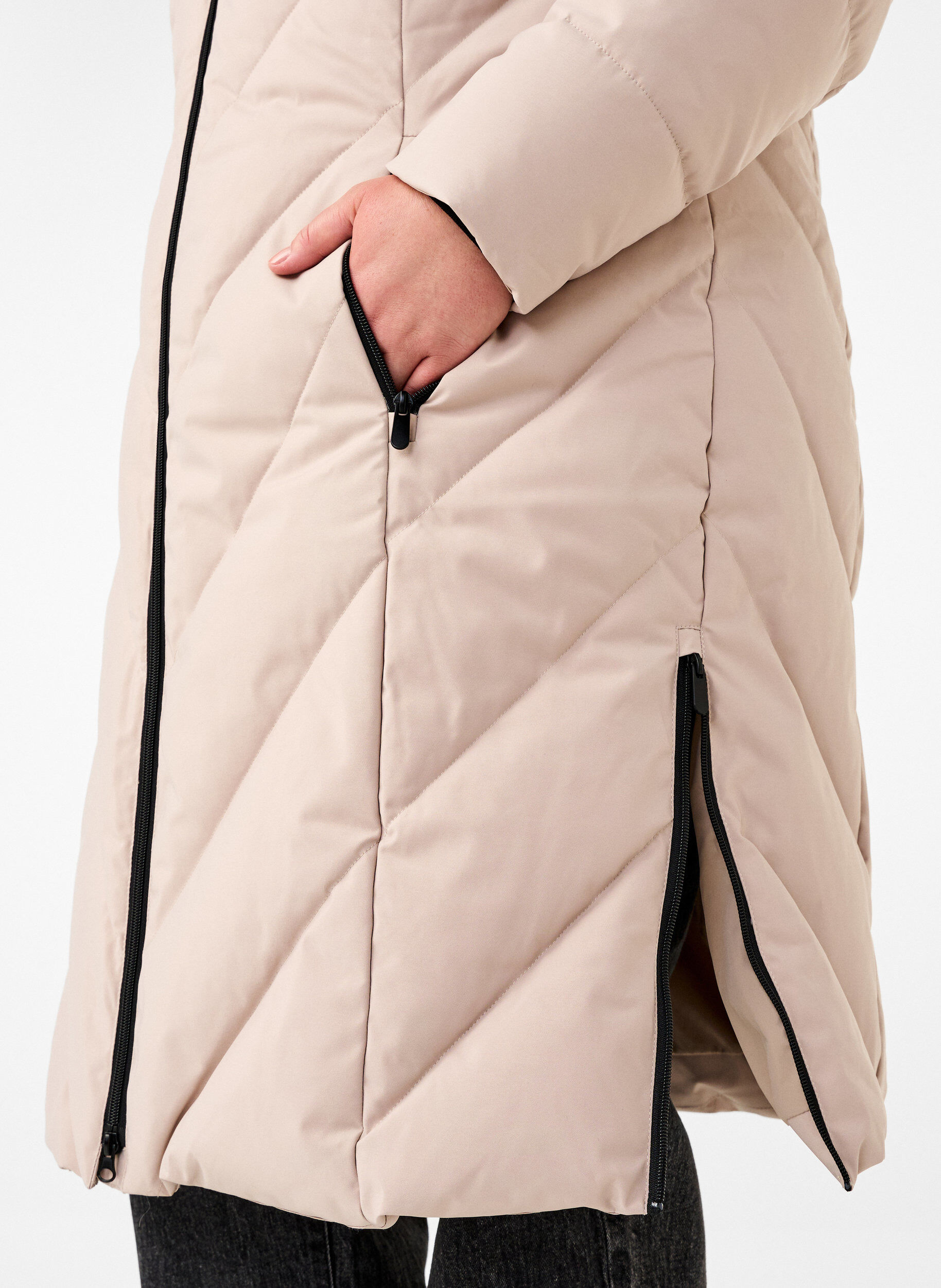 ZizziLang vinterjakke med h&aelig;tte og imiteret pelskrave, Beige, Model image number 3