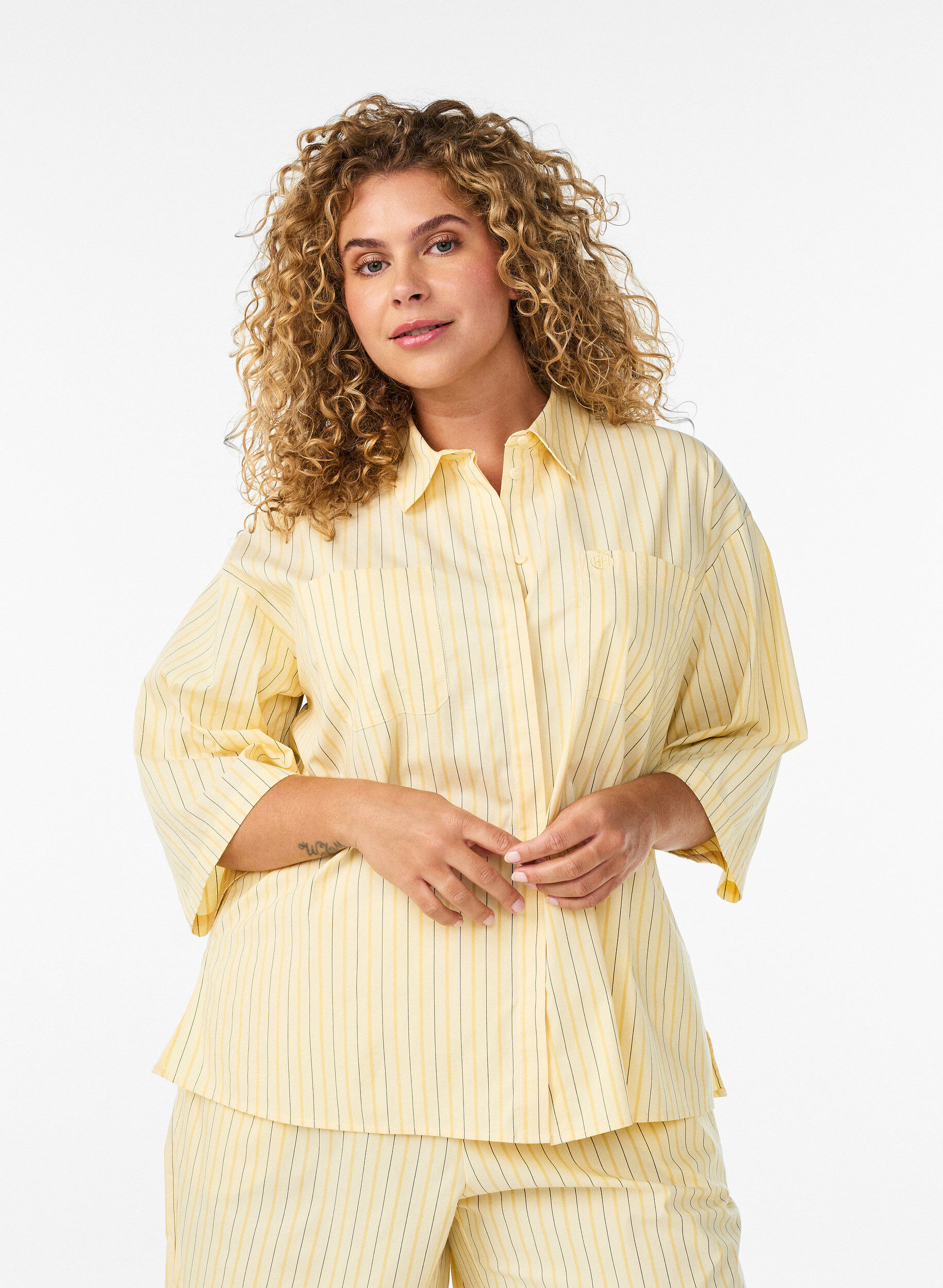 Stribet skjortebluse i l&oslash;s pasform, Gul, Model