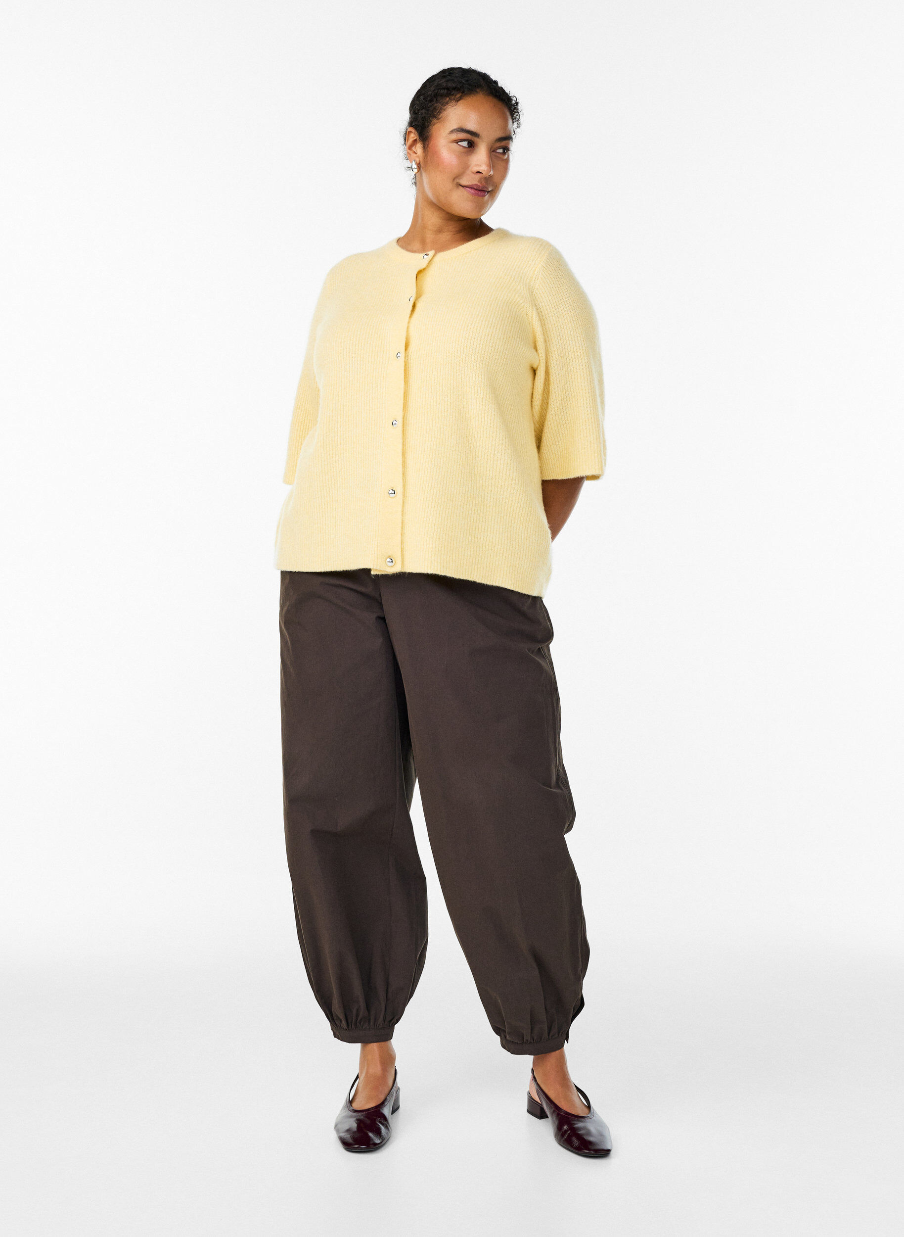 Zizzi Strikcardigan med korte &aelig;rmer og blanke kugleknapper, Gul, Model image number 1