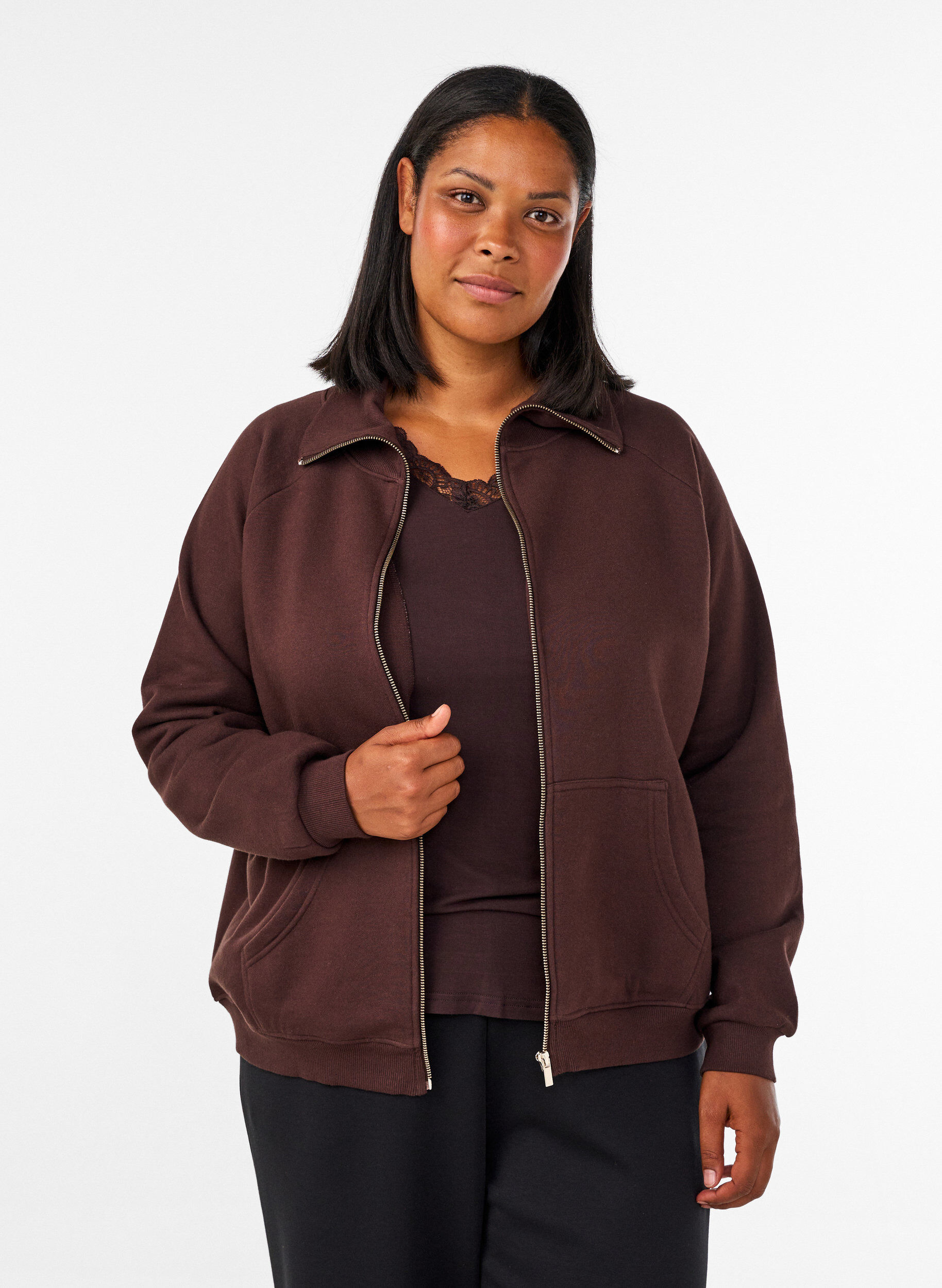 Sweatcardigan med h&oslash;j krave og lynl&aring;s, Brun, Model