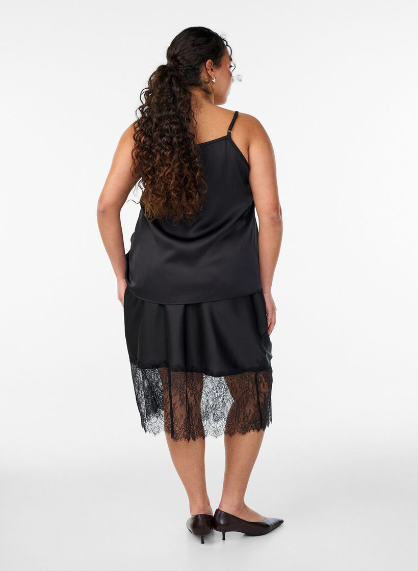 Nederdel i satinlook med blondekant, Sort, Model image number 1