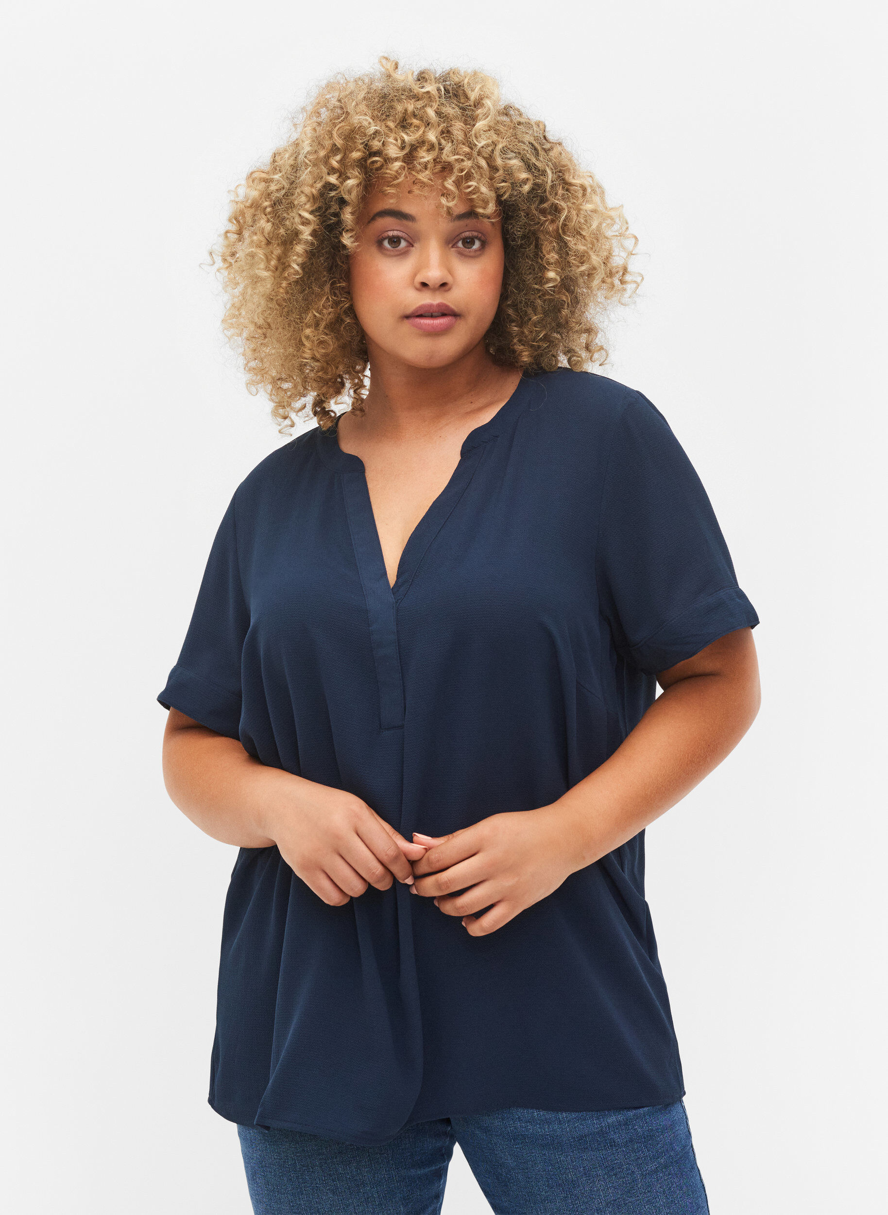 Zizzi Kort&aelig;rmet bluse med v-udsk&aelig;ring, Bl&aring;, Model image number 0