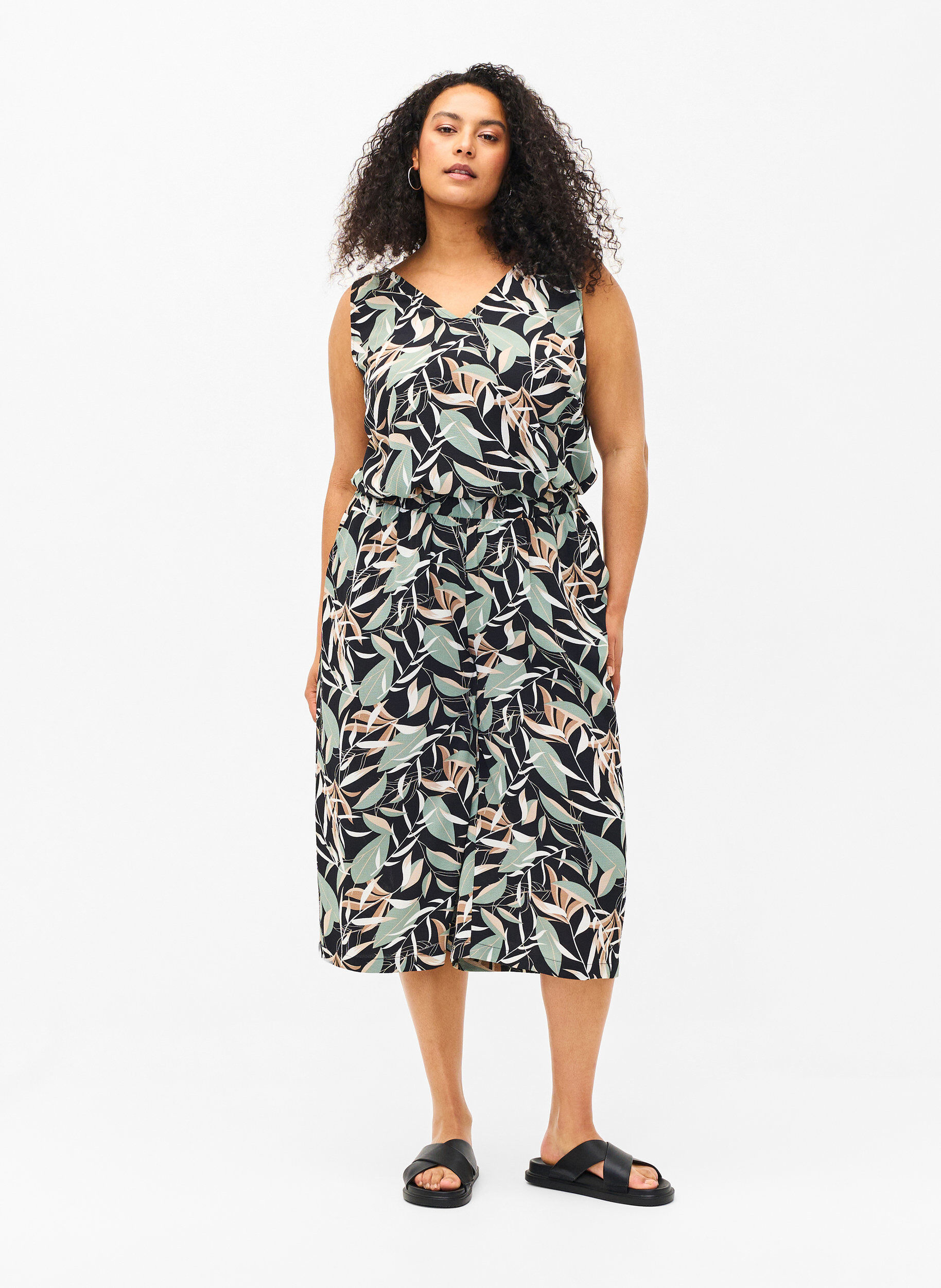 Zizzi Printet top med v-hals , Black w. Gr.Leaf AOP, Model image number 2