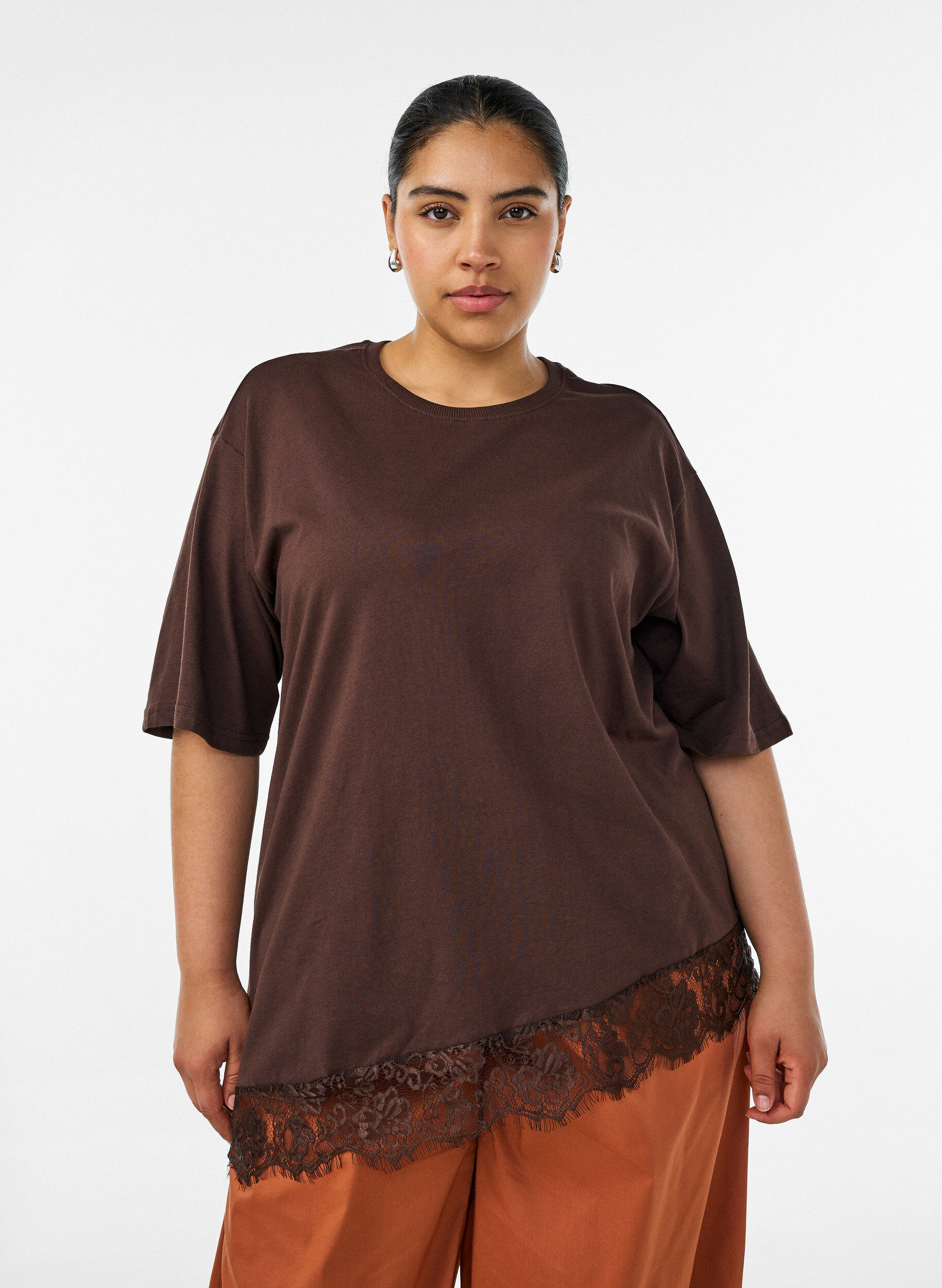 T-shirt med asymmetrisk blondekant, Brun, Model