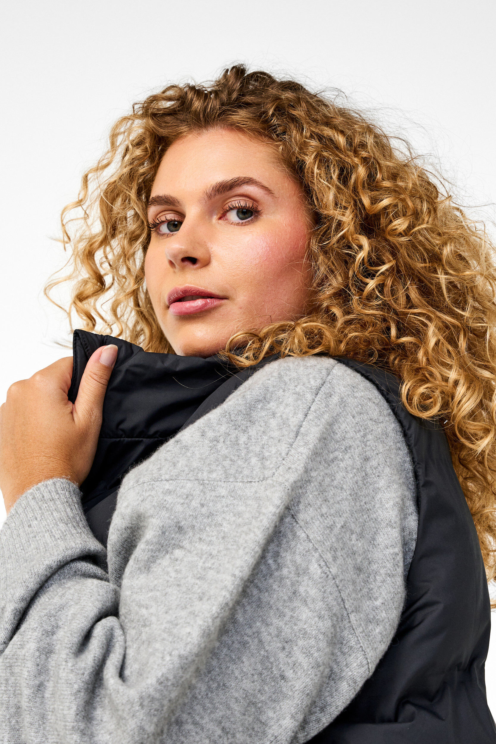 Zizzi Lang vest med lommer og tovejs lynl&aring;s, Sort, Model image number 4