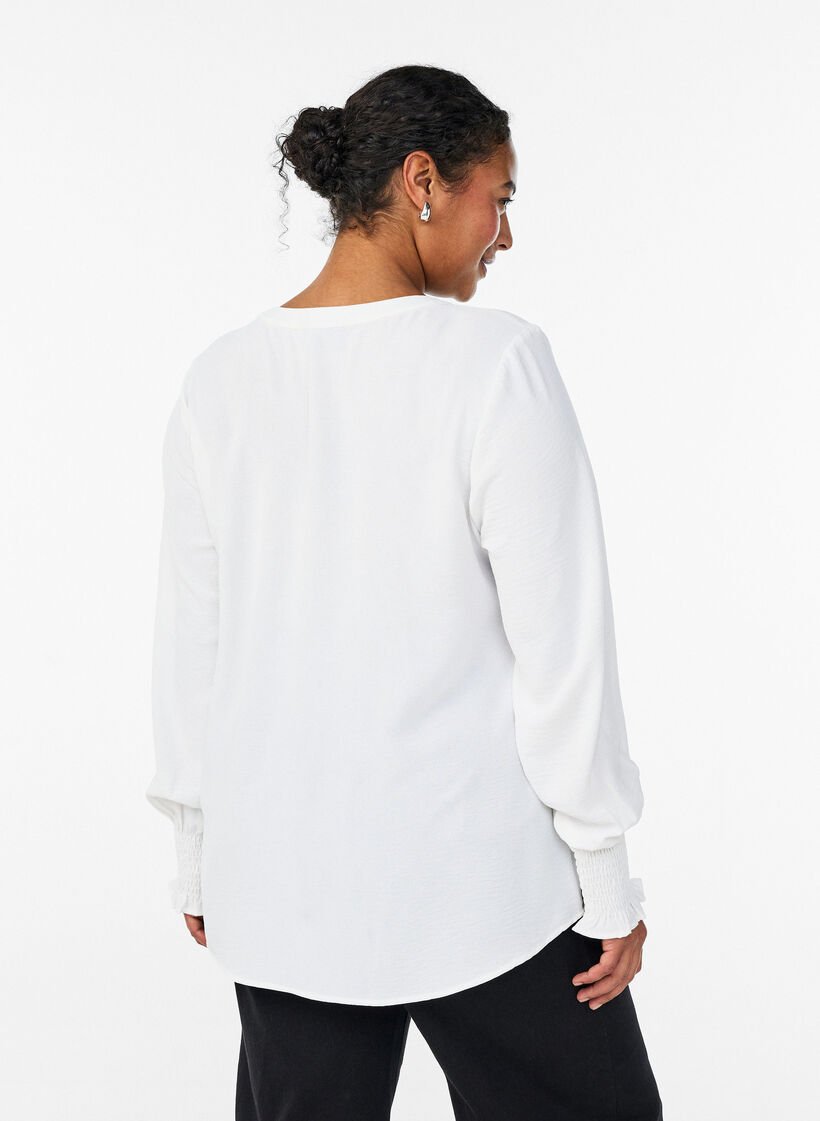 Bluse med smock manchetter og V-udsk&aelig;ring, Vanilla, Model image number 2