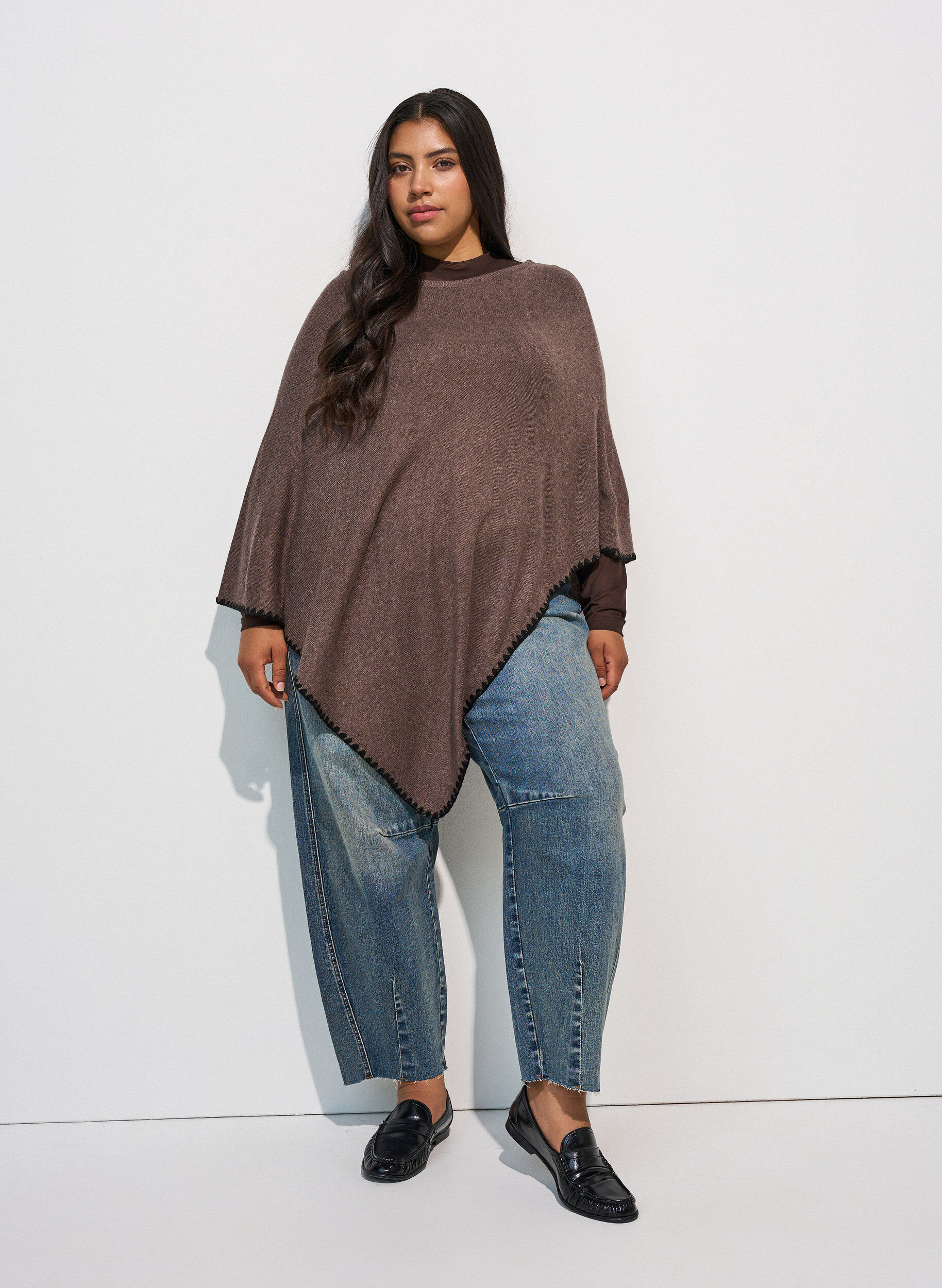 ZizziFinstrikket poncho, Brun, Model image number 1