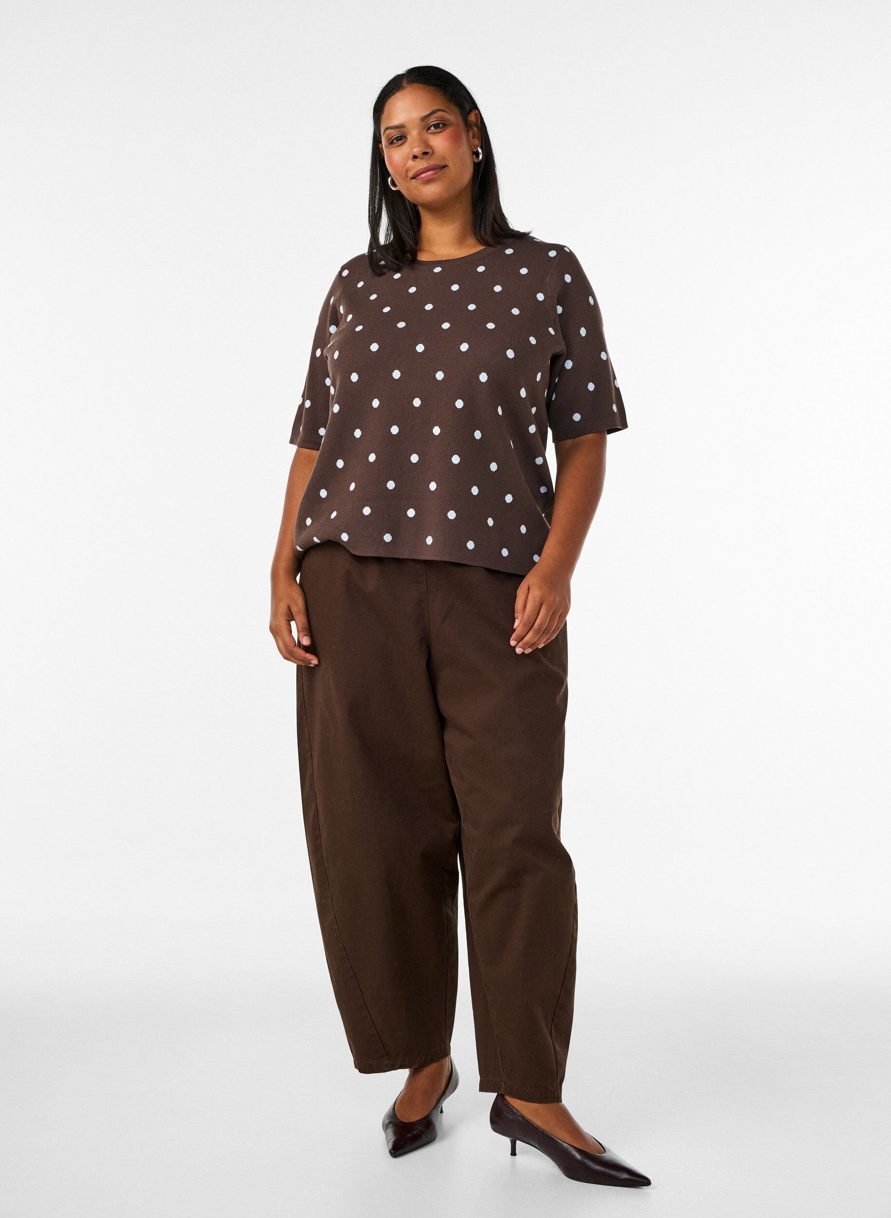 ZizziKort&aelig;rmet strikbluse med prikker, Brun, Model image number 1