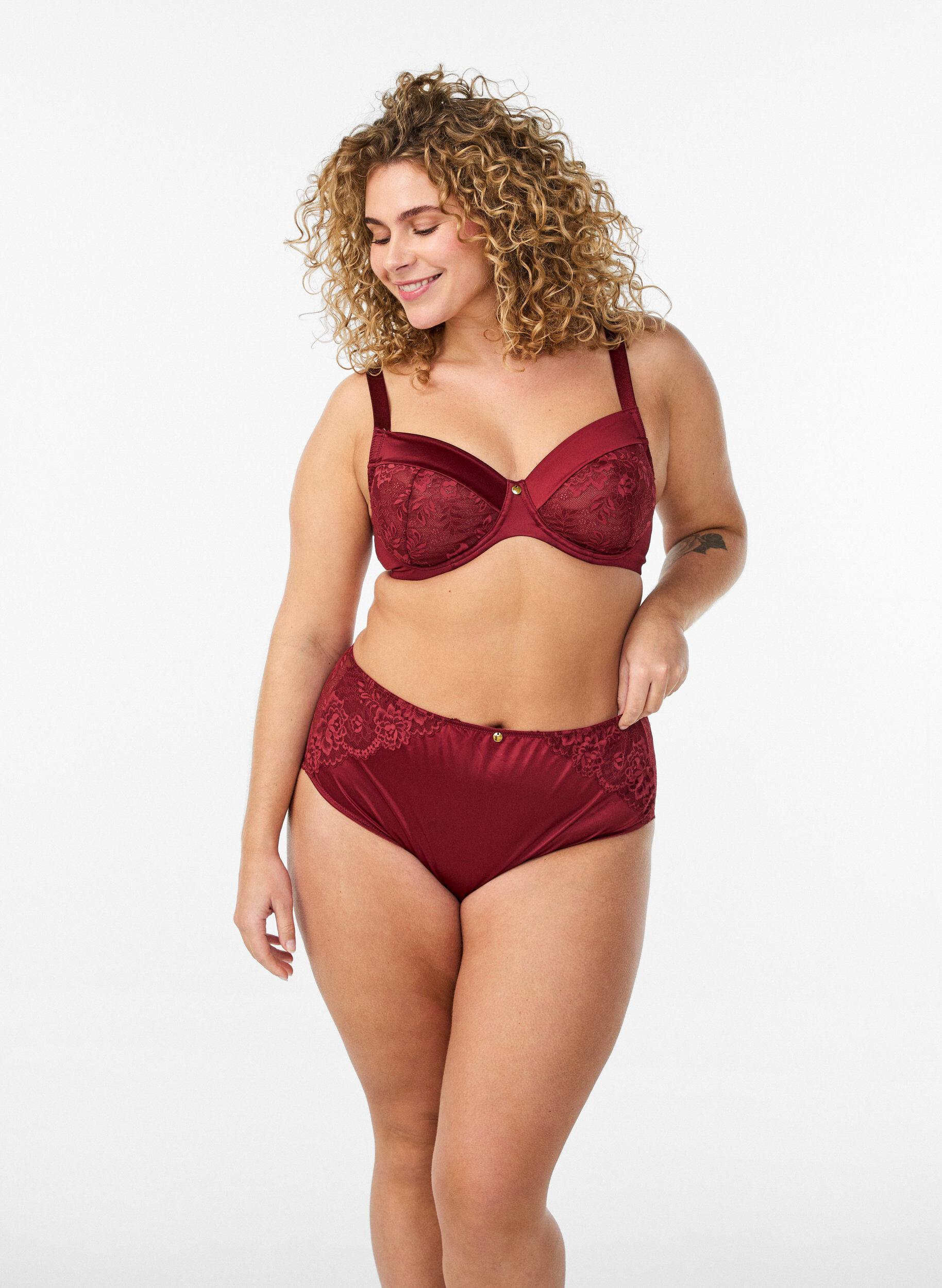 ZizziTrusse med blonde og sl&oslash;jfeeffekt bagp&aring;, M&oslash;rk Bordeaux, Model image number 1