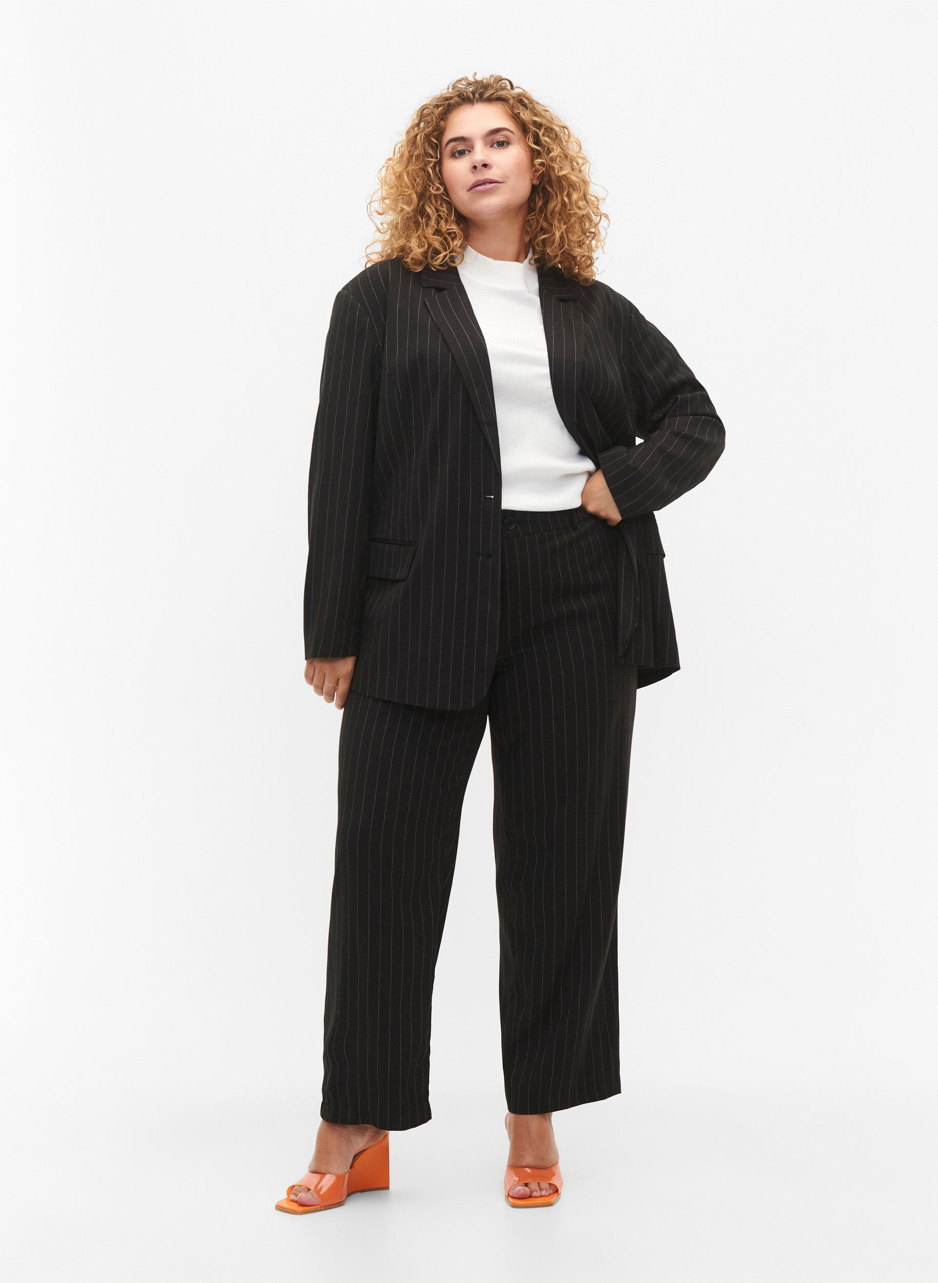 Zizzi N&aring;lestribet blazer, Black W. Pinstripe, Model image number 2