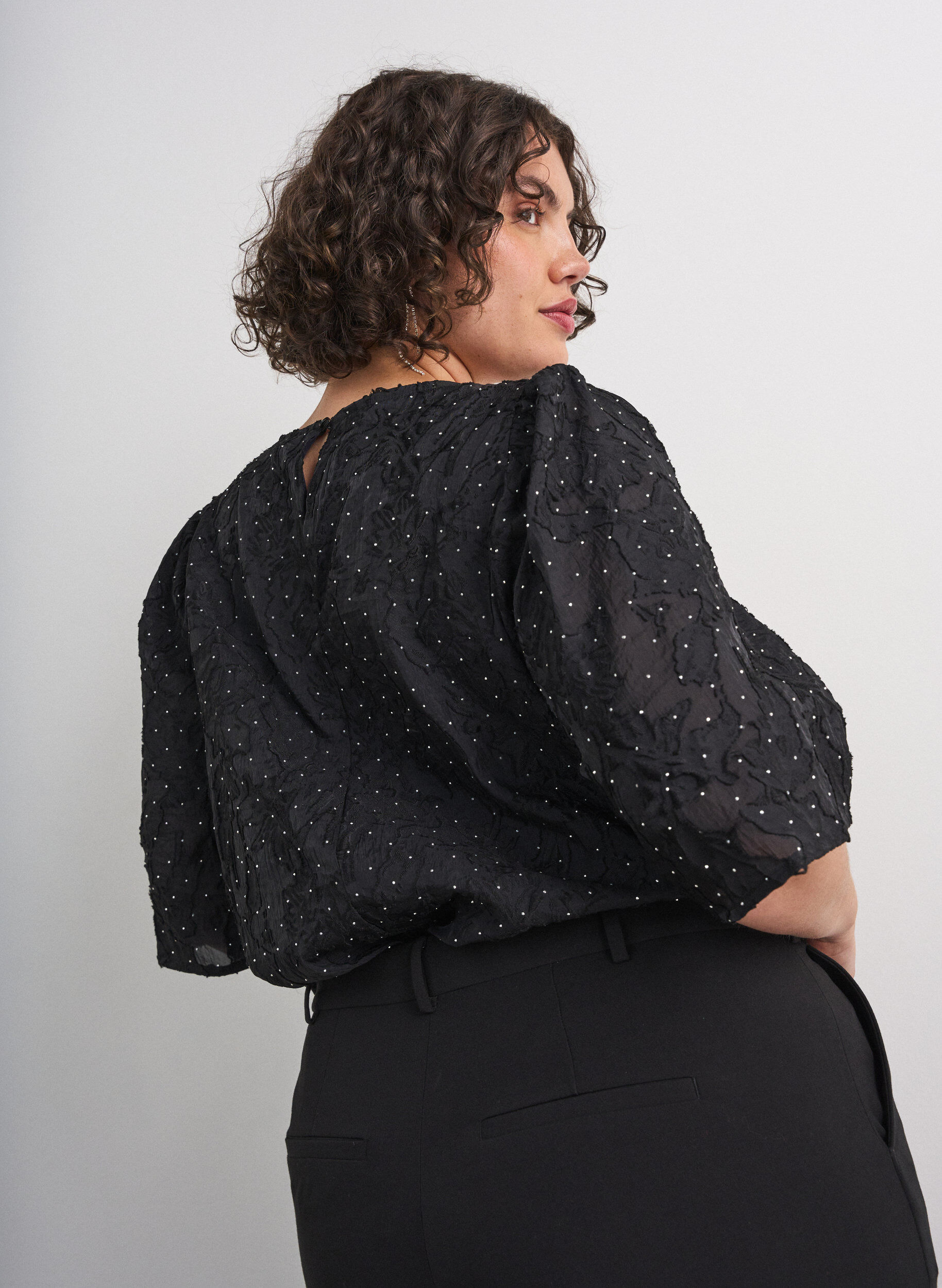 ZizziJacquardbluse med glimtende detaljer og puf&aelig;rmer, Sort, Model image number 2