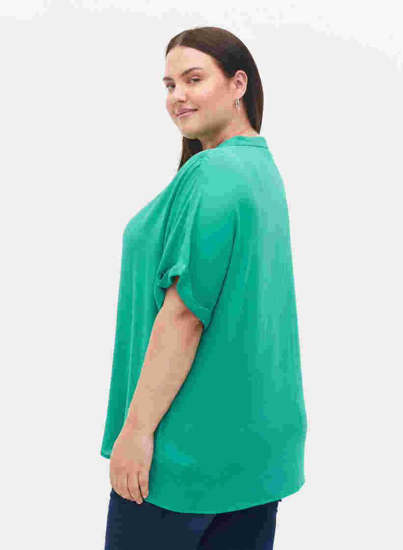 Kortærmet viskose skjorte med v-udskæring, Holly Green, Model image number 1