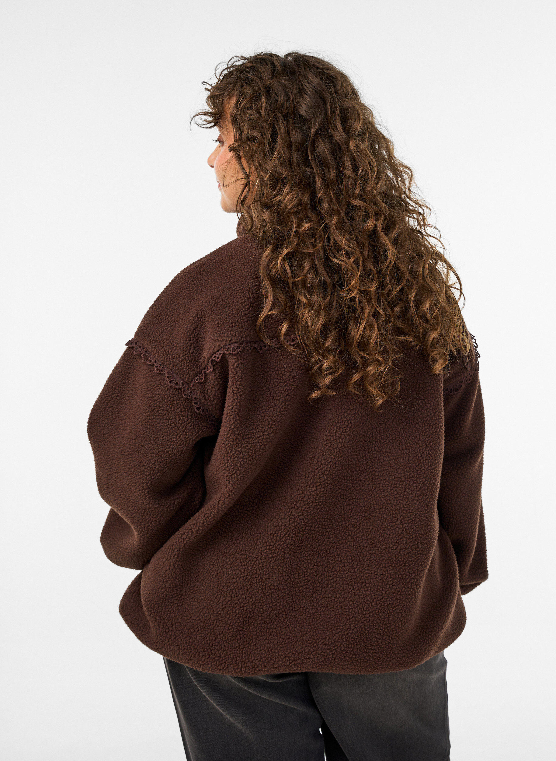 ZizziTeddyjakke med hulm&oslash;nsterb&aring;nd og h&oslash;j krave, Brun, Model image number 2