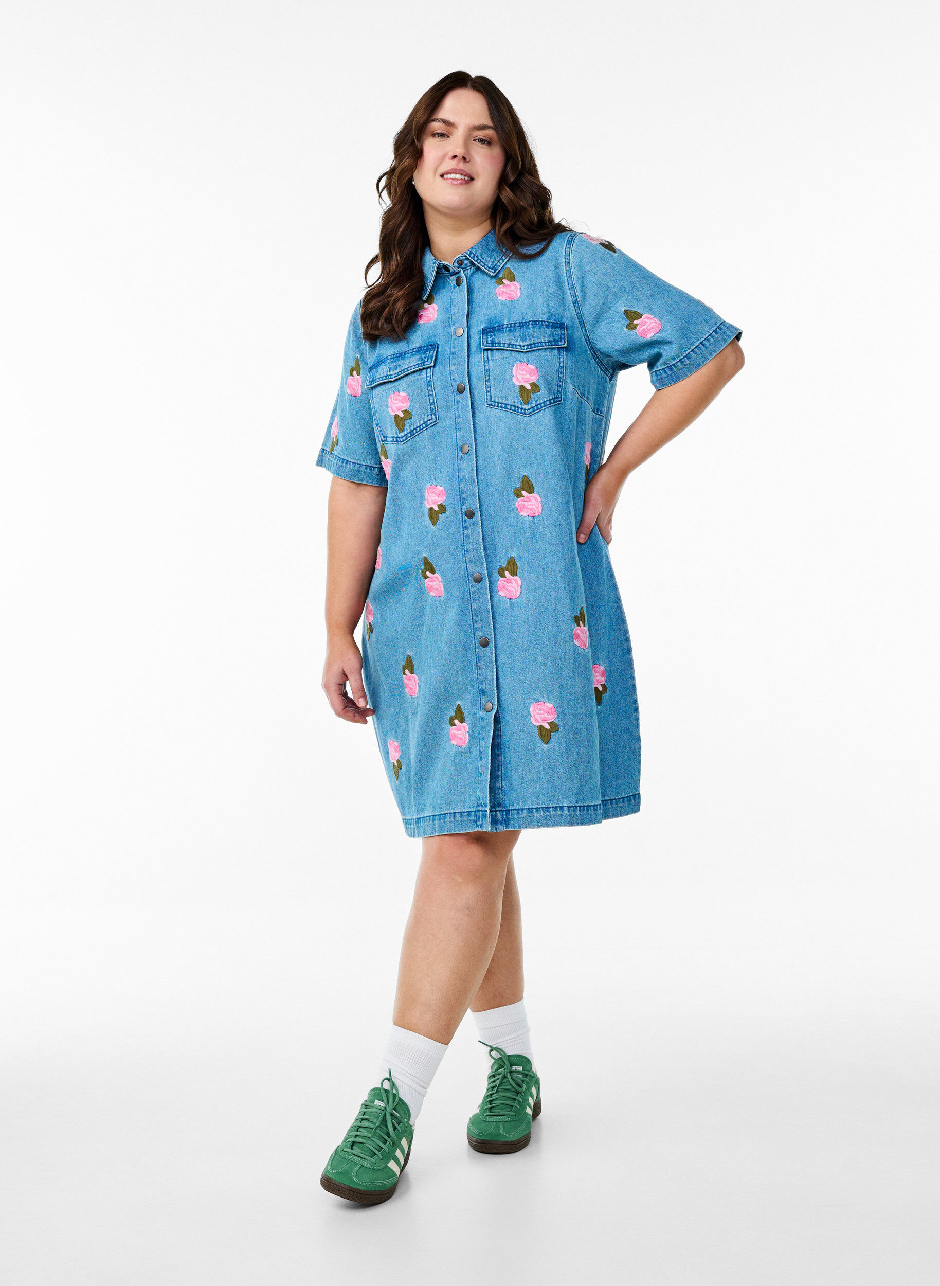 Zizzi Kort denimkjole med broderede blomster, LBD w. Flower, Model image number 2