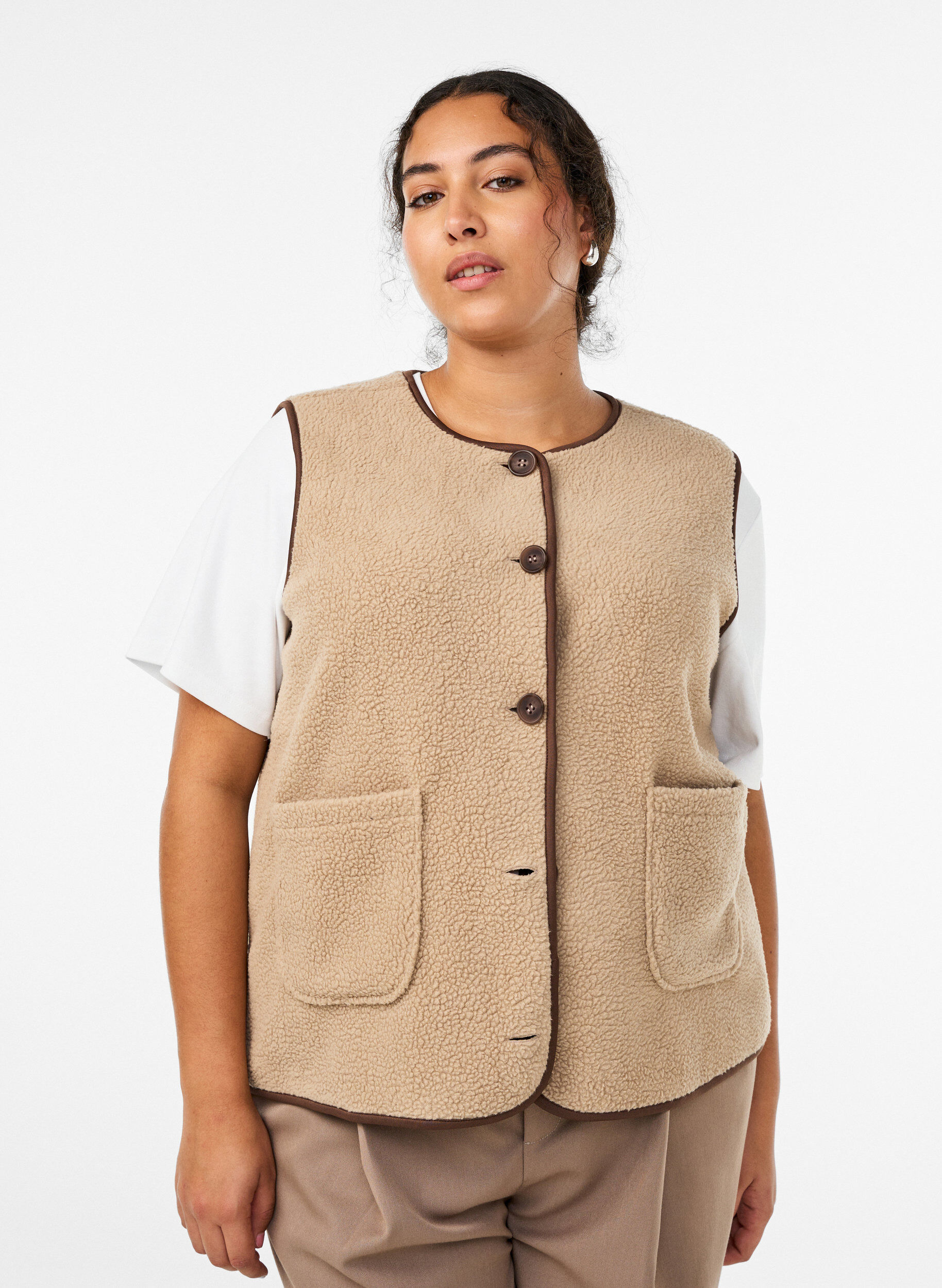 Vest i teddyfleece med kontrastkanter, Beige, Model