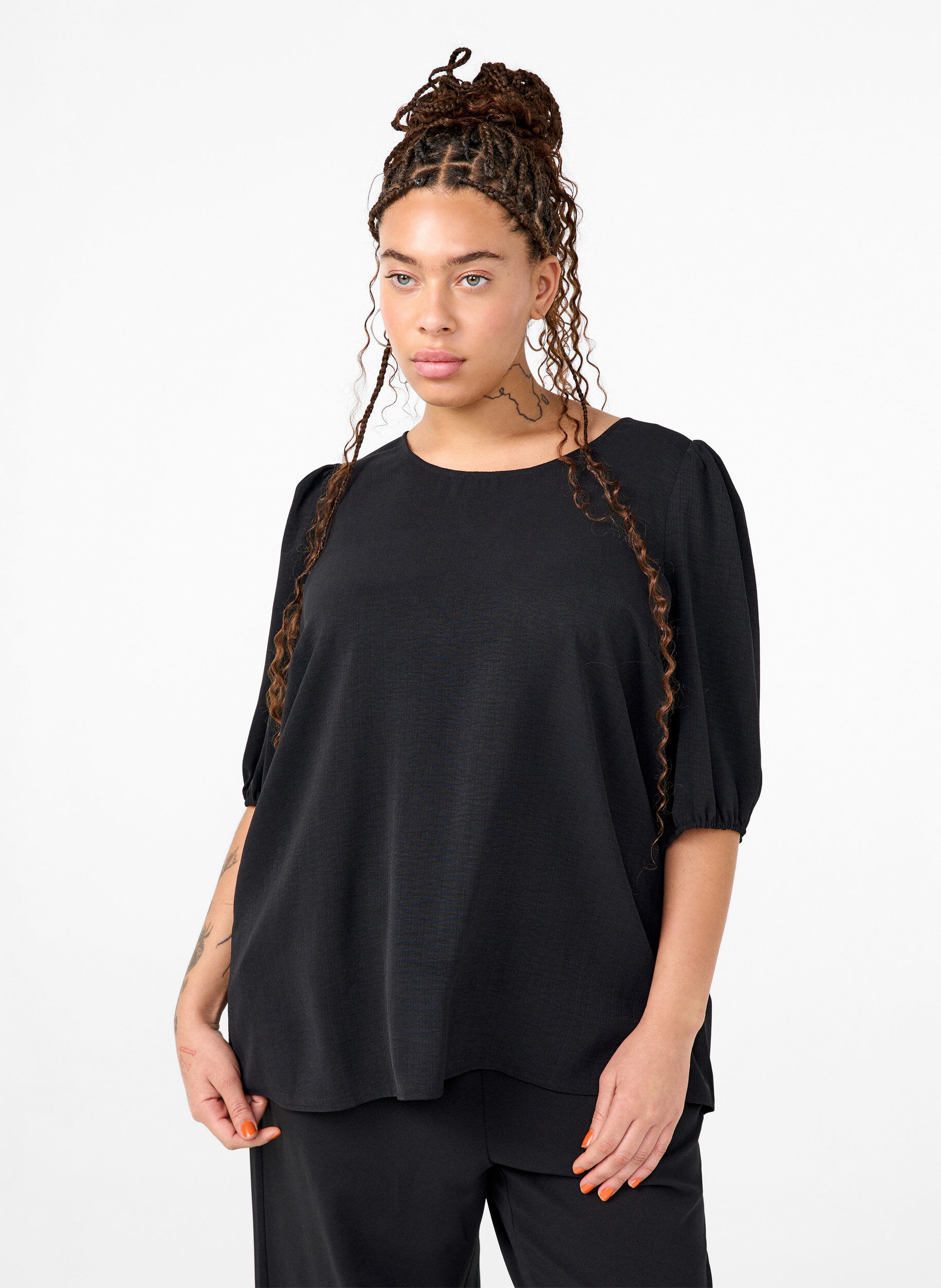 Zizzi Kort&aelig;rmet bluse med sl&oslash;jfe bagp&aring;, Black, Model image number 0