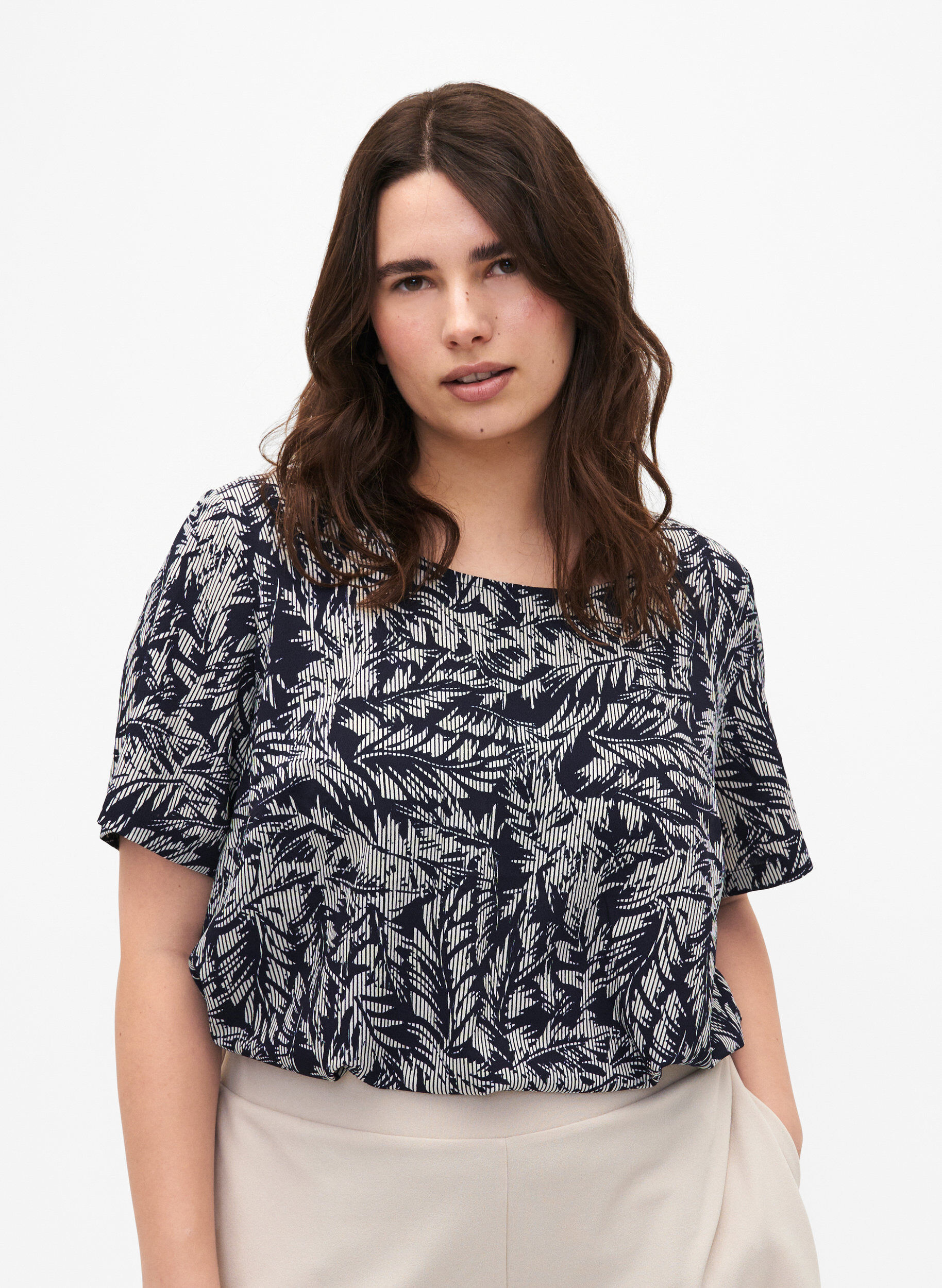 Zizzi FLASH - Bluse med korte &aelig;rmer og print, Off White Blue Leaf, Model image number 0