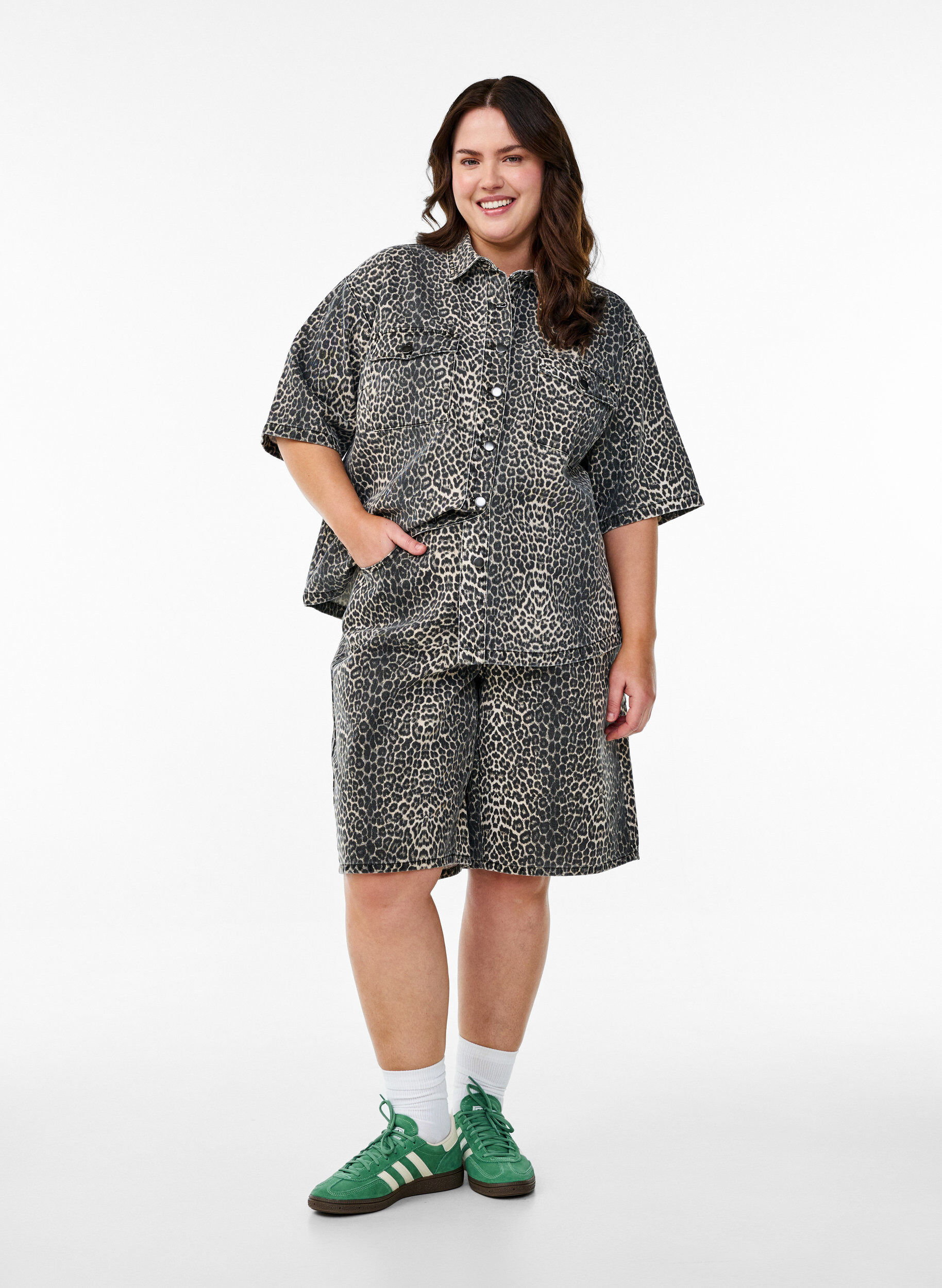 Zizzi Denimskjorte med leopard m&oslash;nster og korte &aelig;rmer, Leopard, Model image number 2
