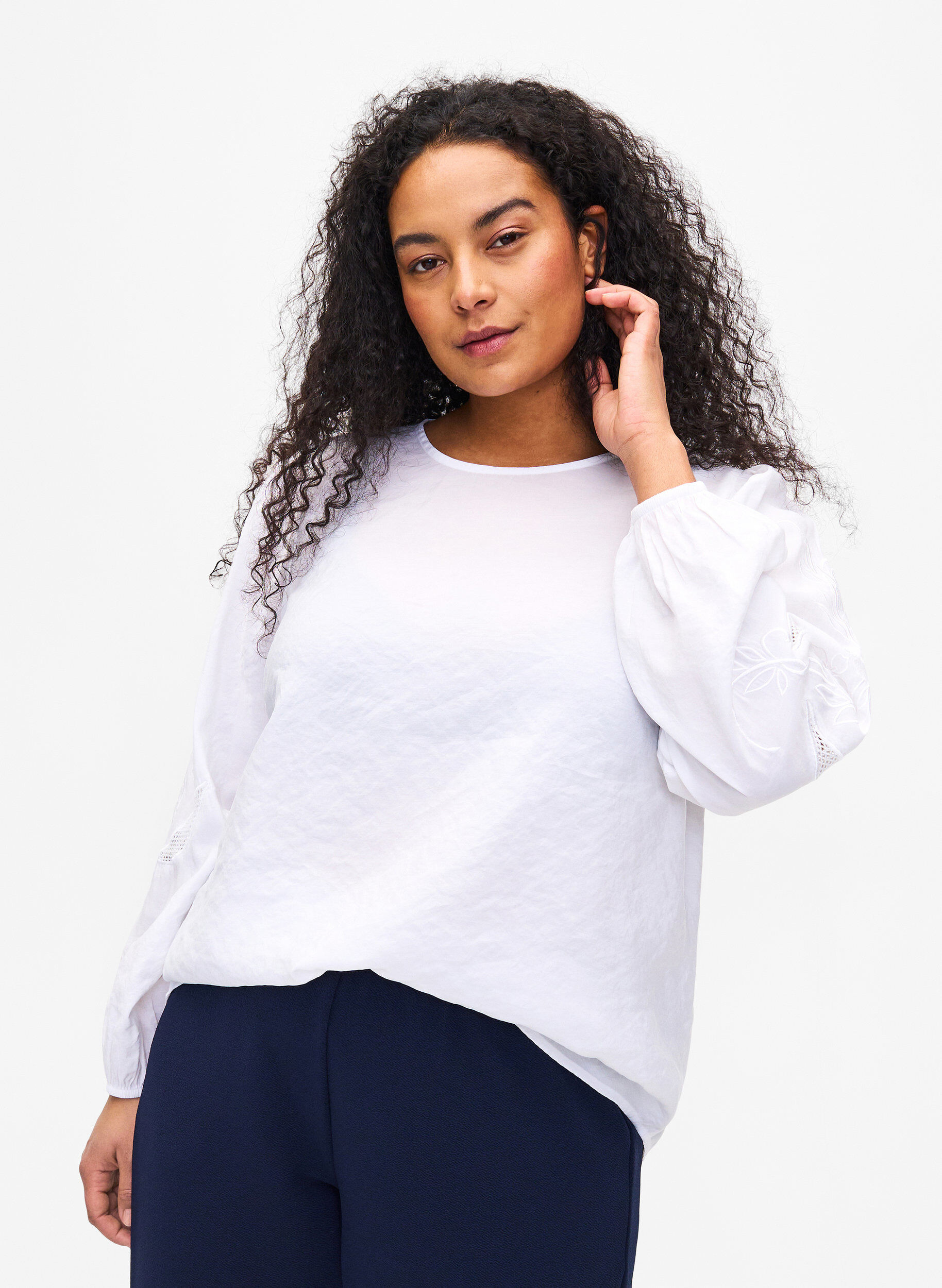 Zizzi Bluse i TENCEL&trade; Modal med broderidetaljer, Bright White, Model image number 0