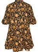 Blomstret bomuldskjole med fl&aelig;sedetaljer og l&oslash;s A-form, Orange, Packshot image number 0