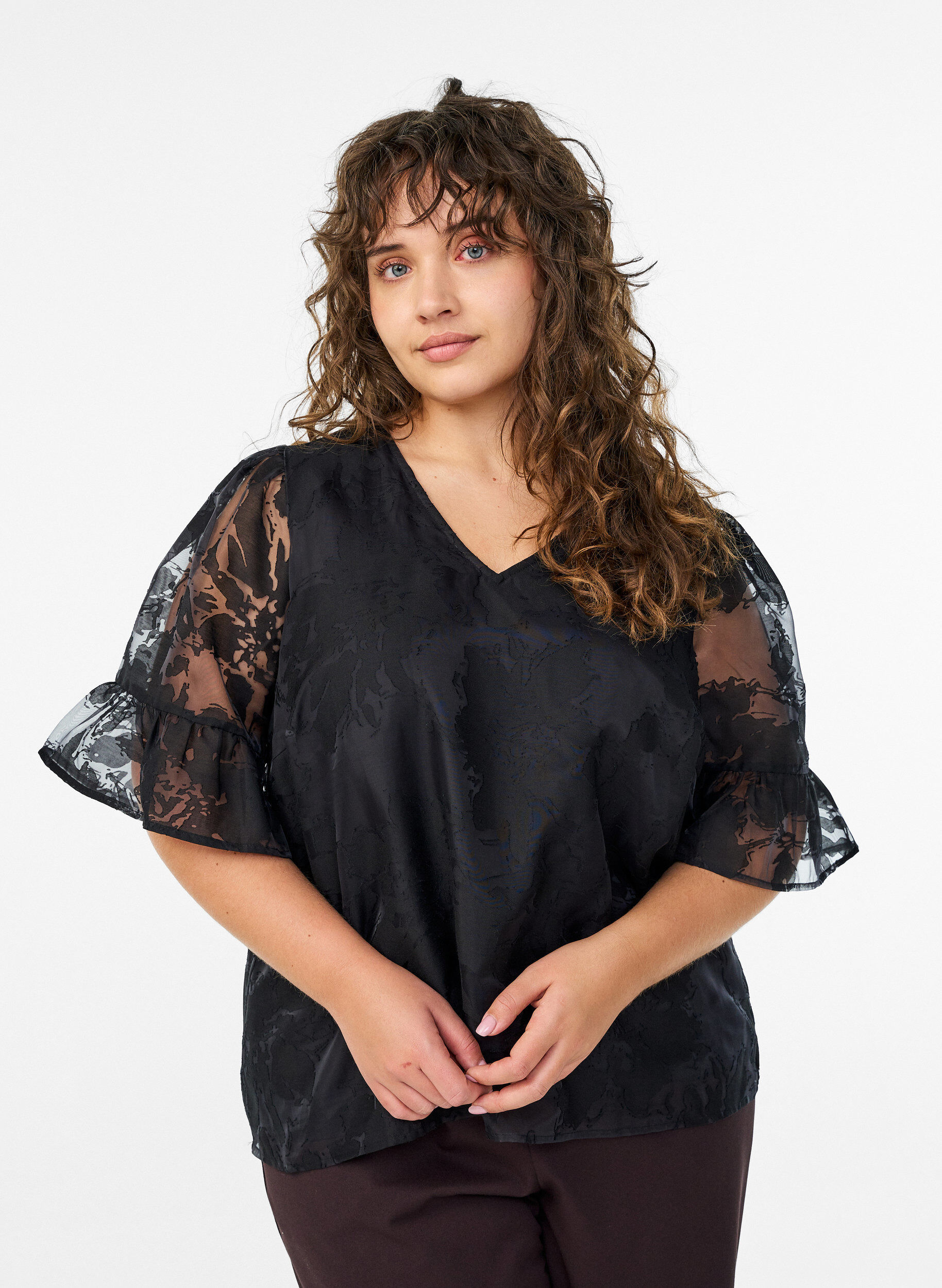 Festbluse i organza-look med tone-i-tone m&oslash;nster, Sort, Model
