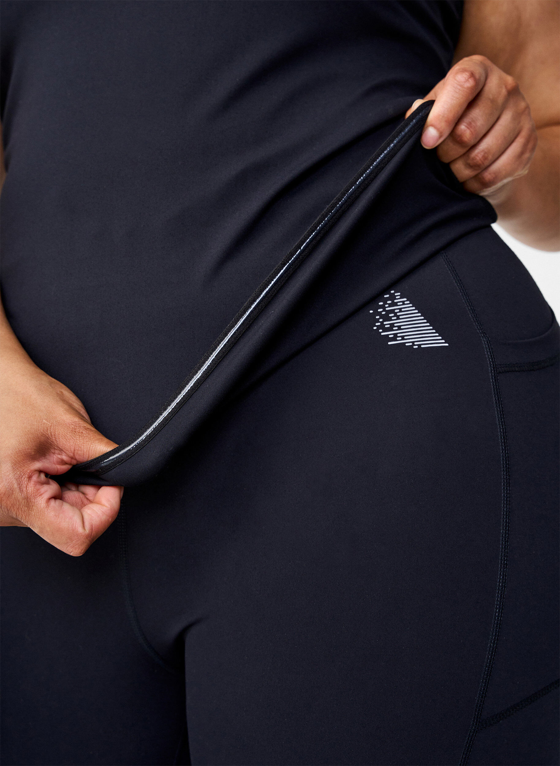 Zizzi T&aelig;tsiddende tr&aelig;ningstop med indvendig silikonekant, Black, Model image number 2