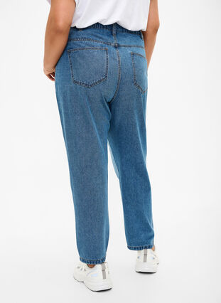 Mille mom fit jeans med colorblock og høj talje, Light Blue Denim, Model image number 1