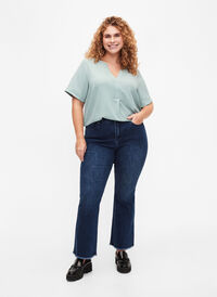 Ellen bootcut jeans med rå kant , Blue denim, Model
