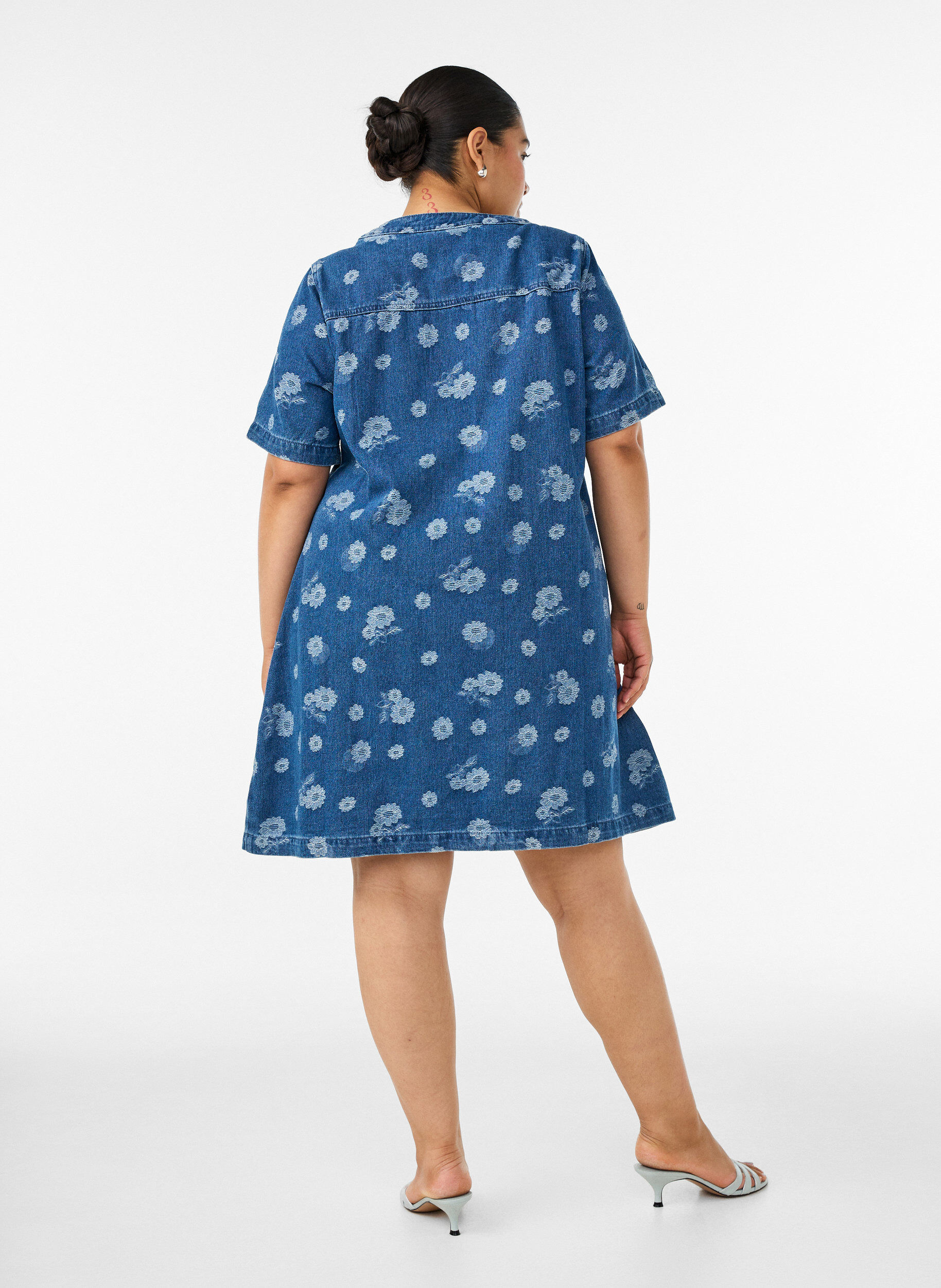 ZizziA-formet denimkjole med blomsterm&oslash;nster, Bl&aring;, Model image number 2