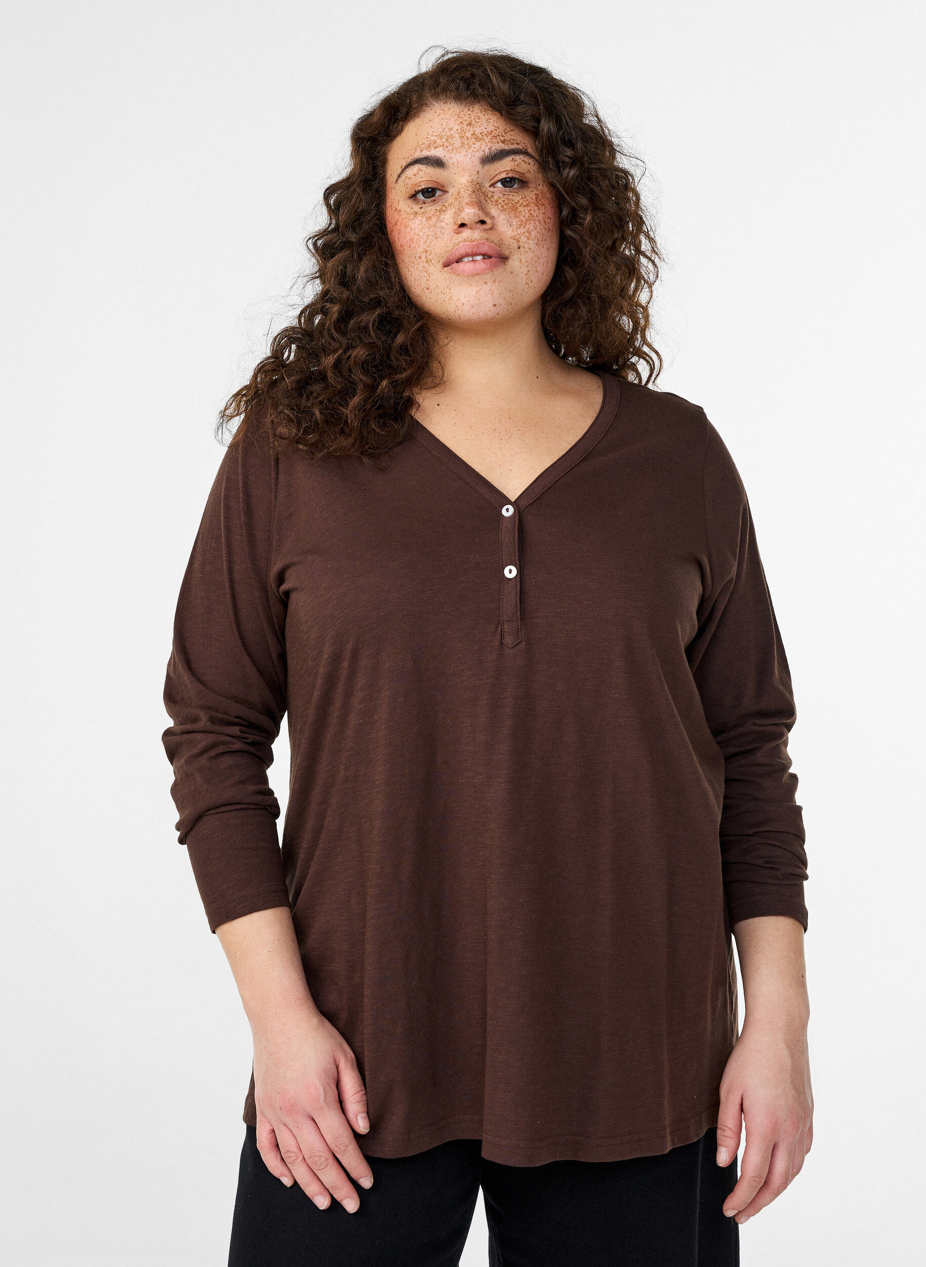 Lang&aelig;rmet t-shirt med V-hals og knapper, Brun, Model