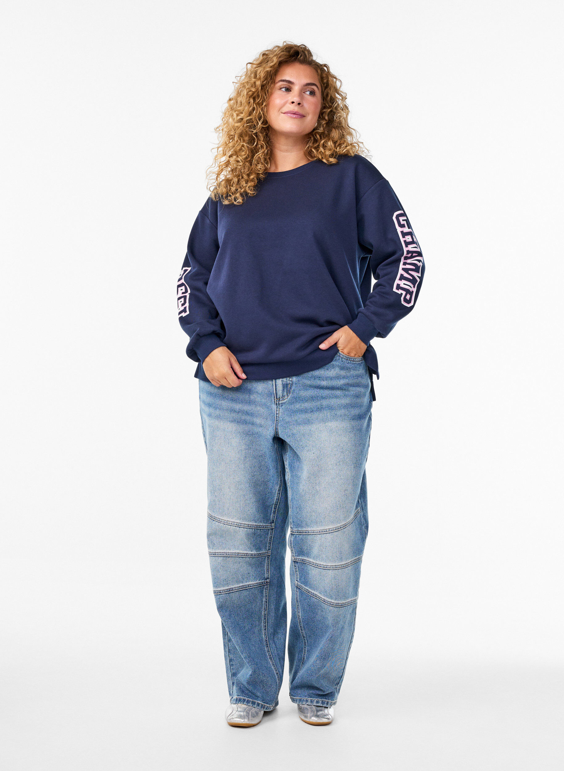 Zizzi Sweatshirt med statementprint p&aring; &aelig;rmer og ryg, Bl&aring;, Model image number 1