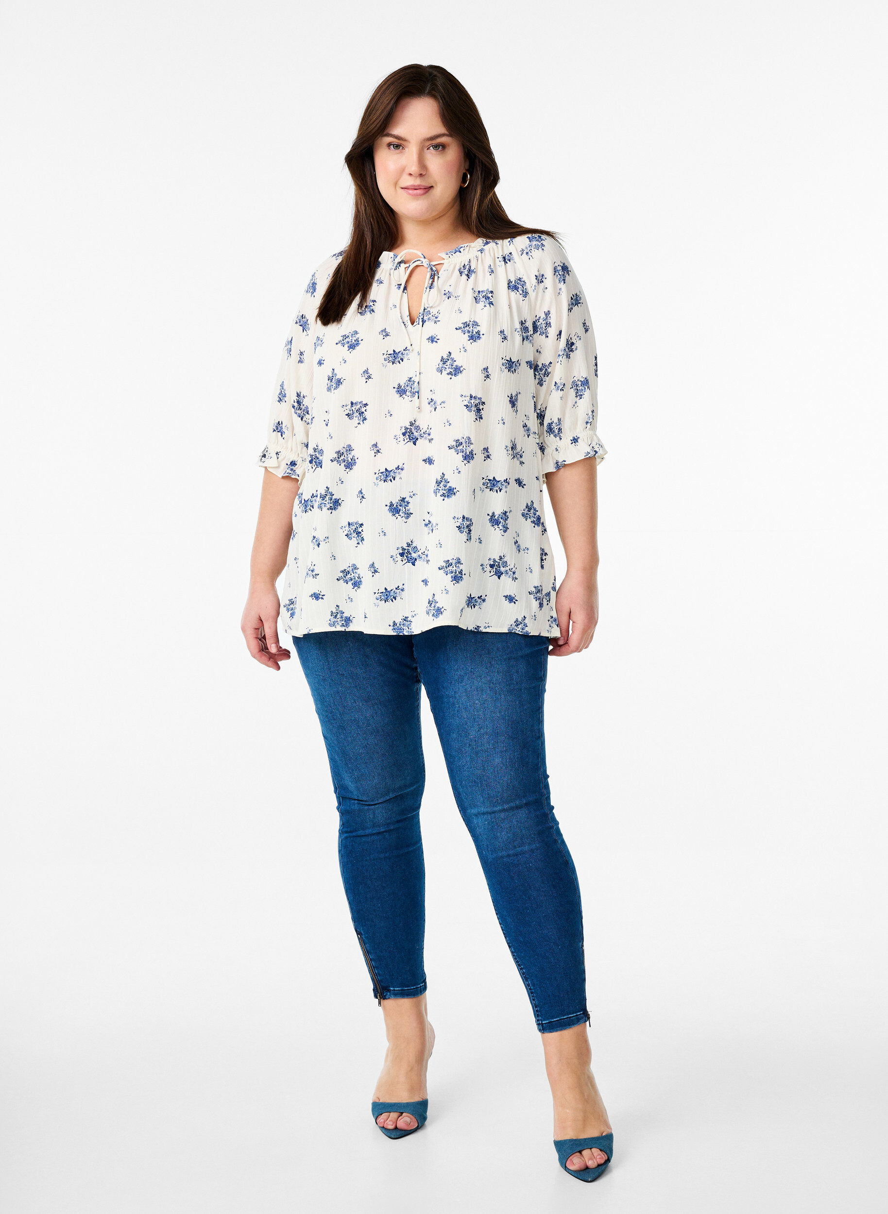 ZizziBlomstret viskosebluse med halvlange &aelig;rmer, Hvid, Model image number 1