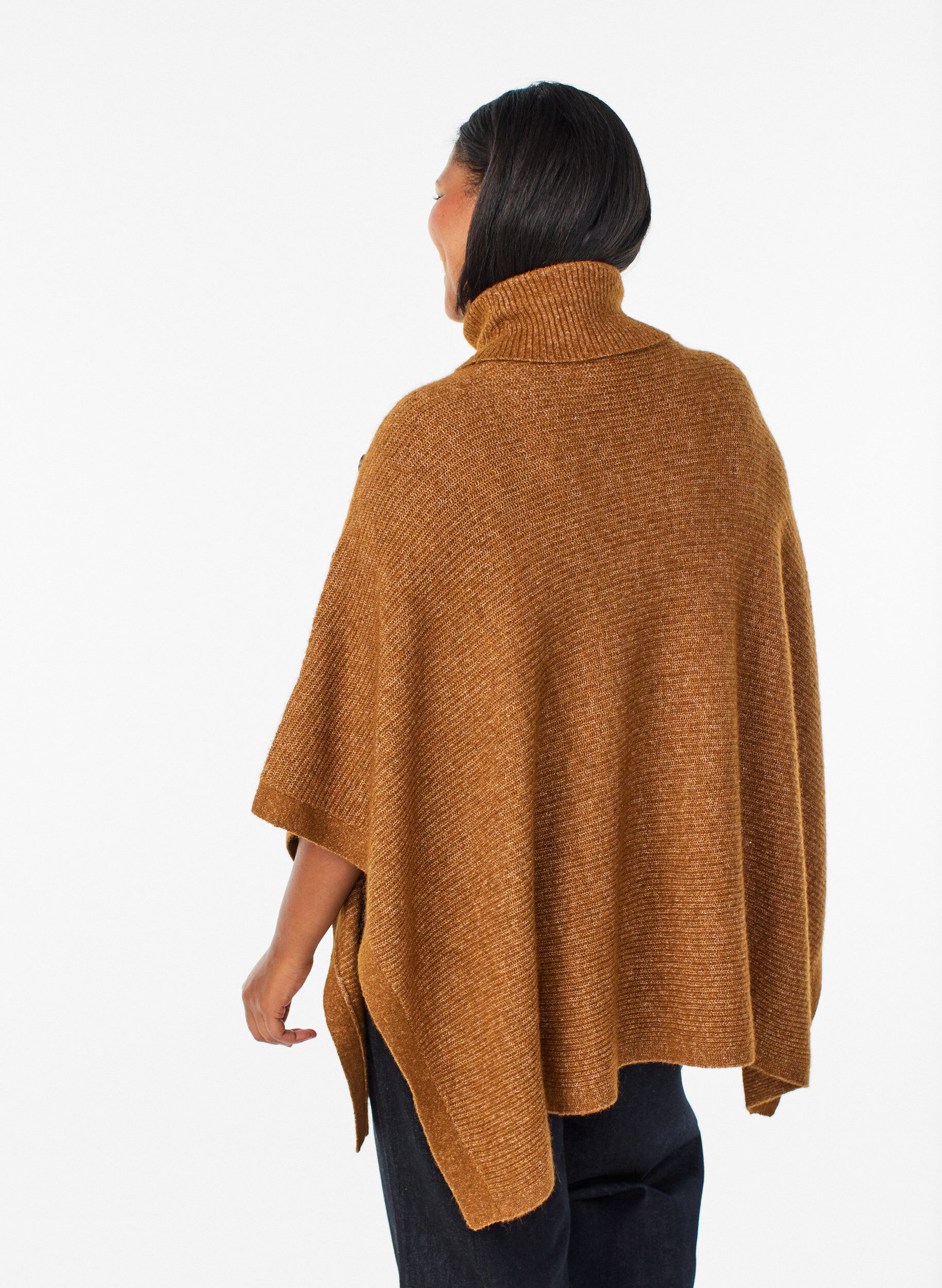 Zizzi Poncho med rullekrave og knapdetalje, Brun, Model image number 2