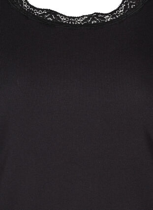 Tætsiddende bluse med blondekant, Black, Packshot image number 2