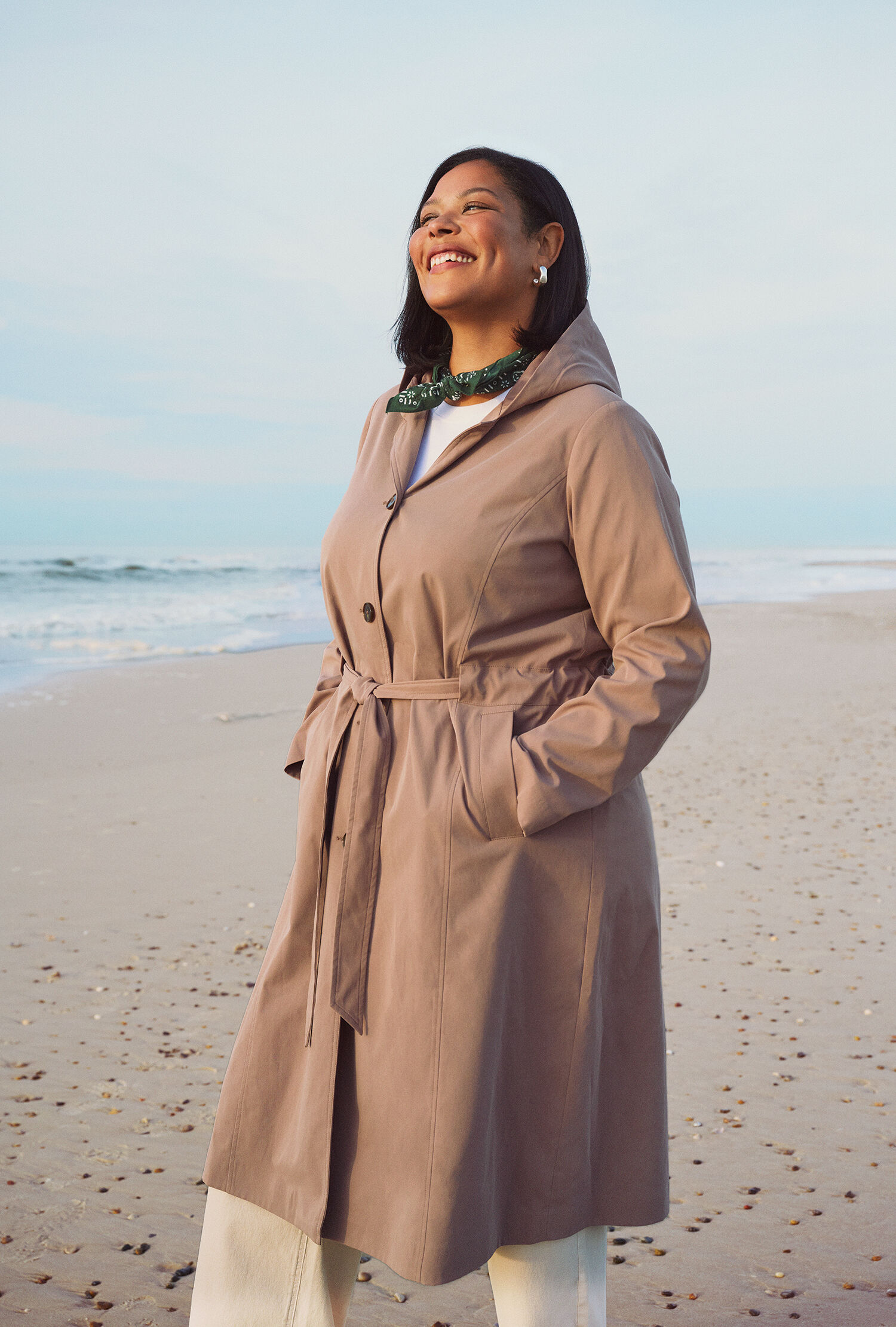 Lang trenchcoat med h&aelig;tte, , Model