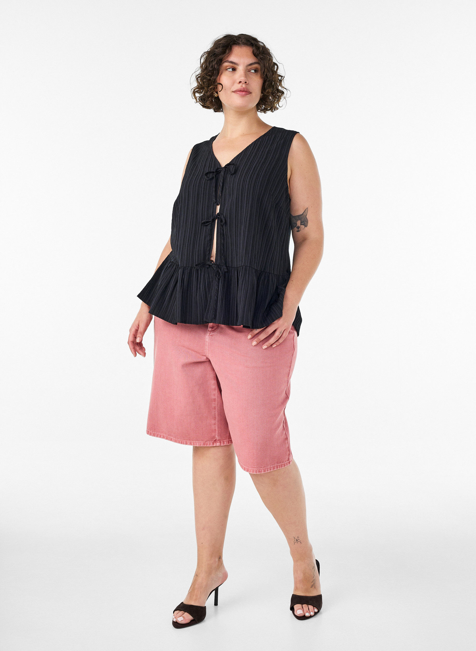 Zizzi&AElig;rmel&oslash;s bluse med struktur og sl&oslash;jfelukning, Sort, Model image number 1