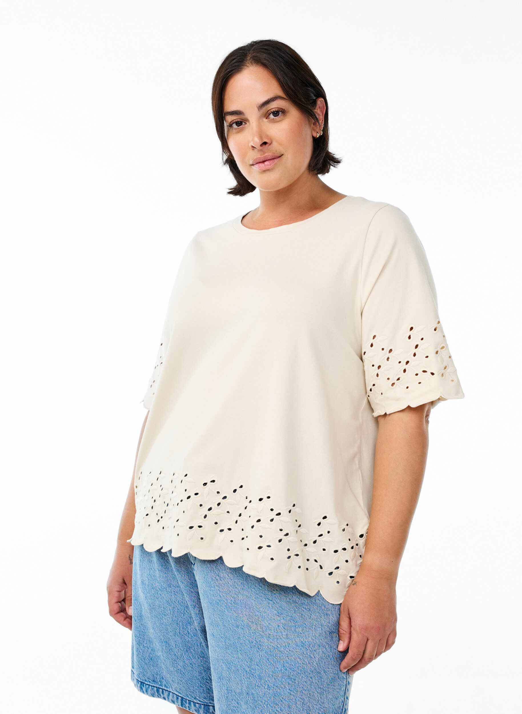 T-shirt med broderie anglaise og b&oslash;lgekanter, Beige, Model