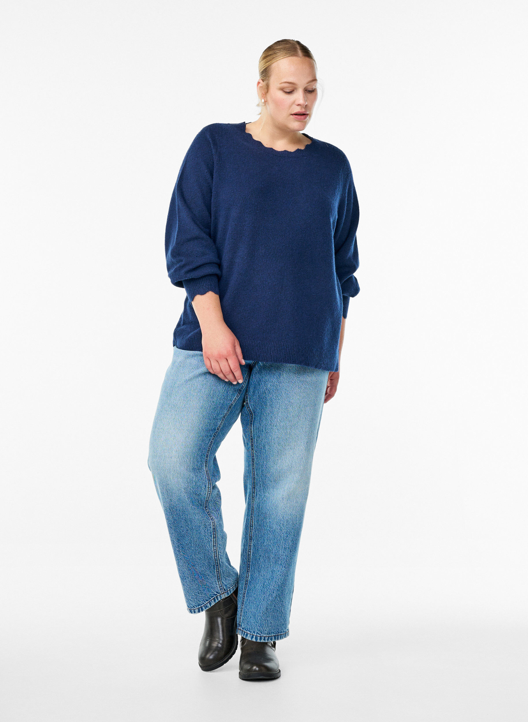 Zizzi Strikbluse med b&oslash;lgekanter, Bl&aring;, Model image number 1