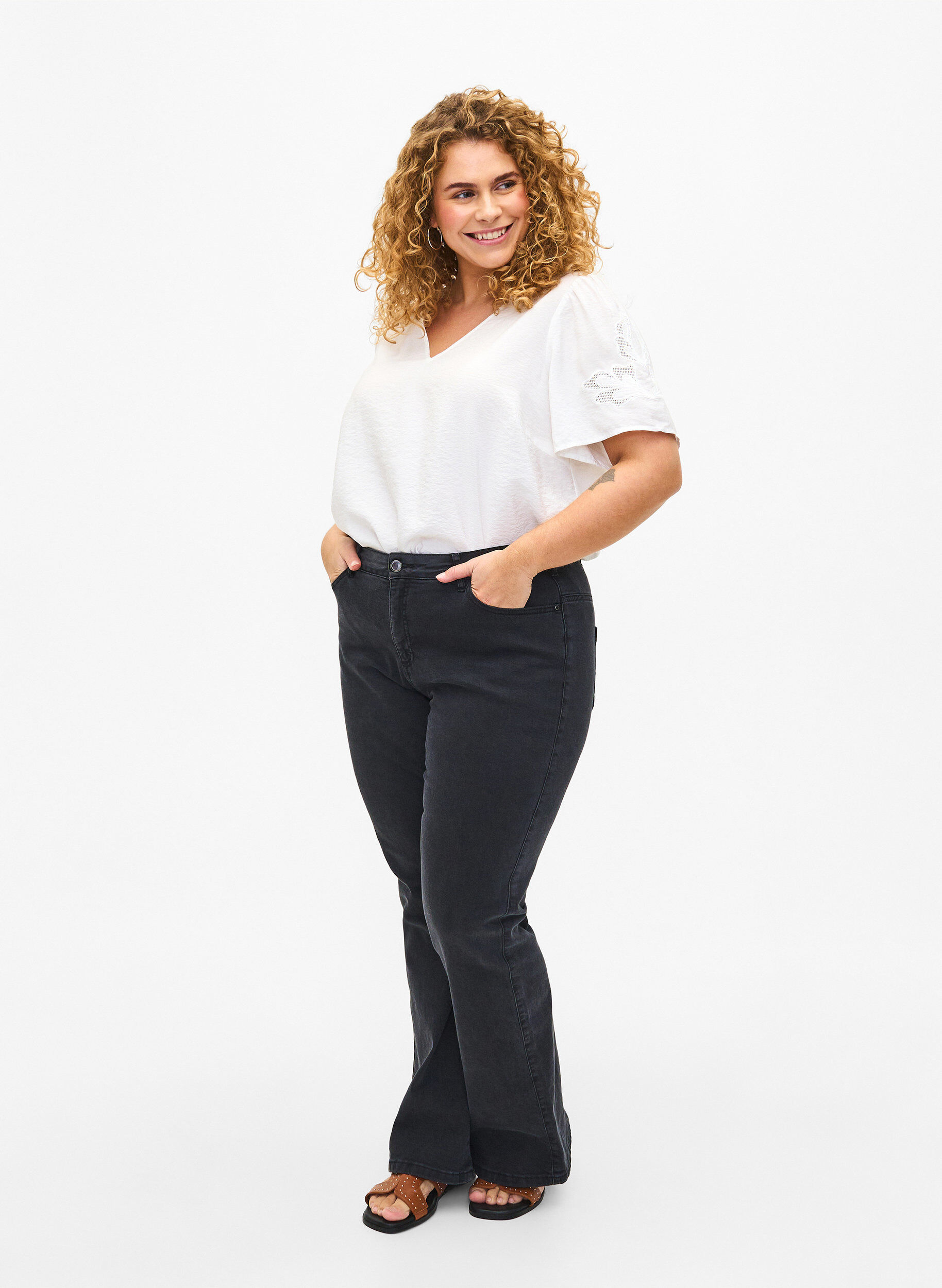 Zizzi Viskosebluse med korte &aelig;rmer og broderi, Hvid, Model image number 1