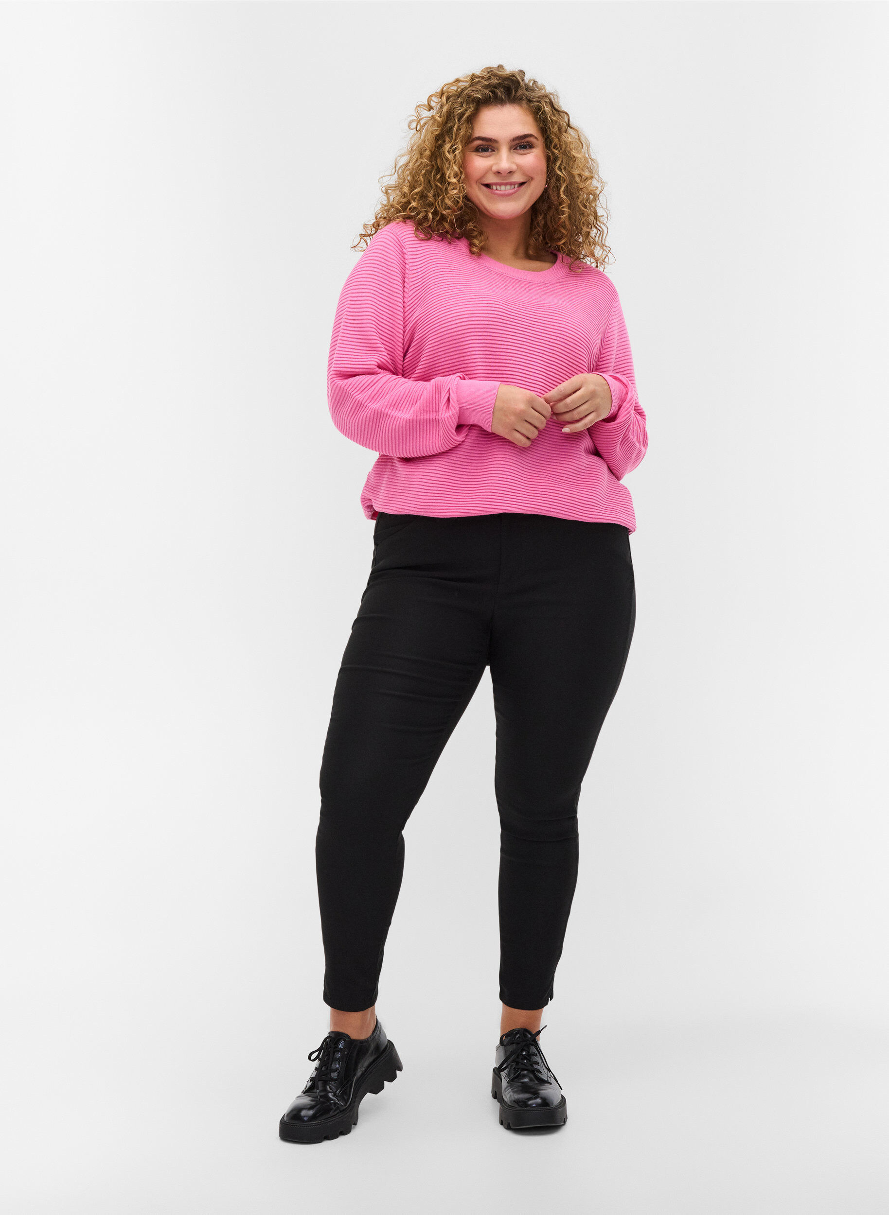 Zizzi Cropped bukser med let shine, Black, Model image number 0