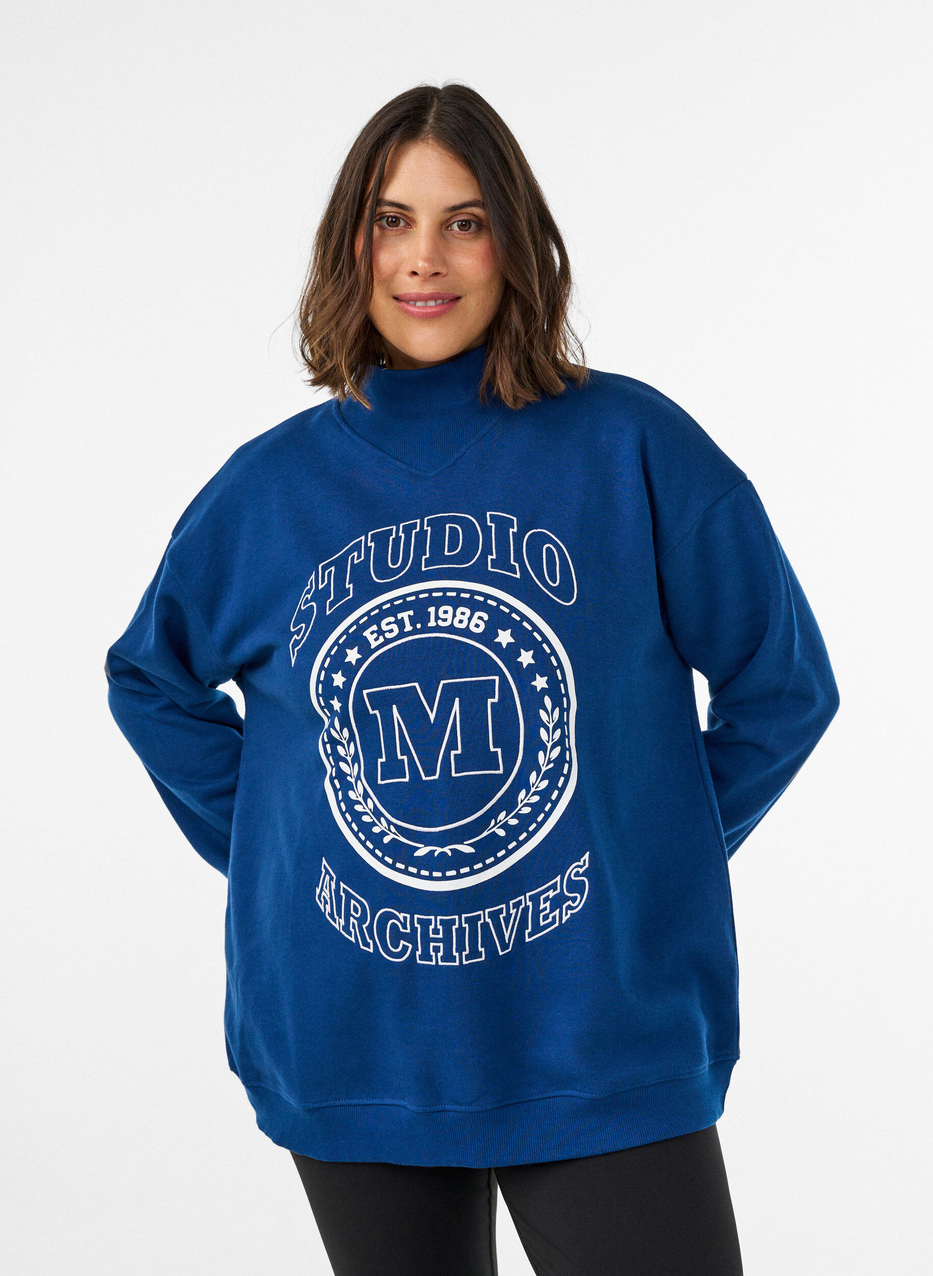 Sweatshirt med h&oslash;j hals og sporty frontmotiv, Bl&aring;, Model