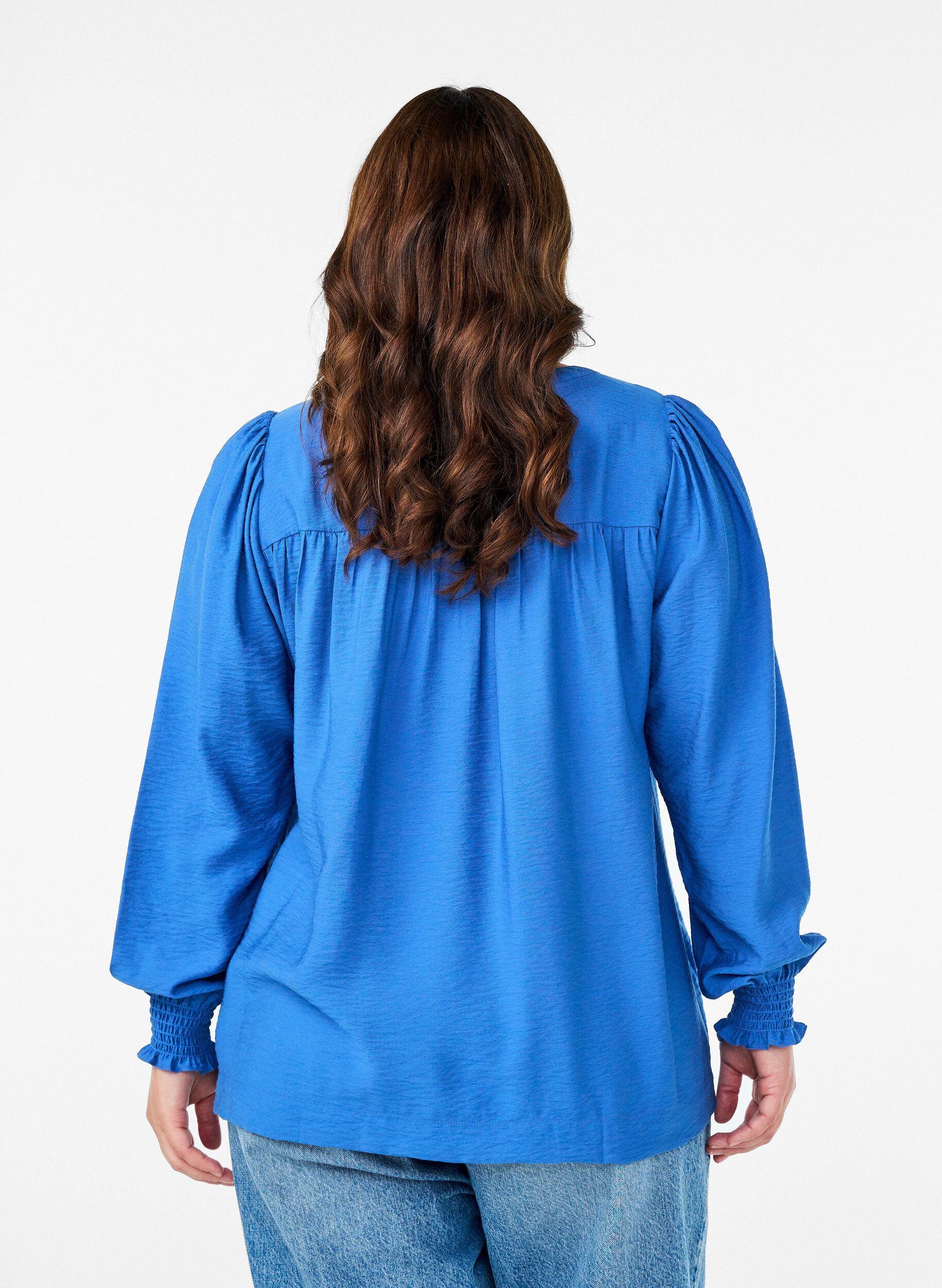 Zizzi Viskosebluse med smock og rynkedetaljer, Bl&aring;, Model image number 2