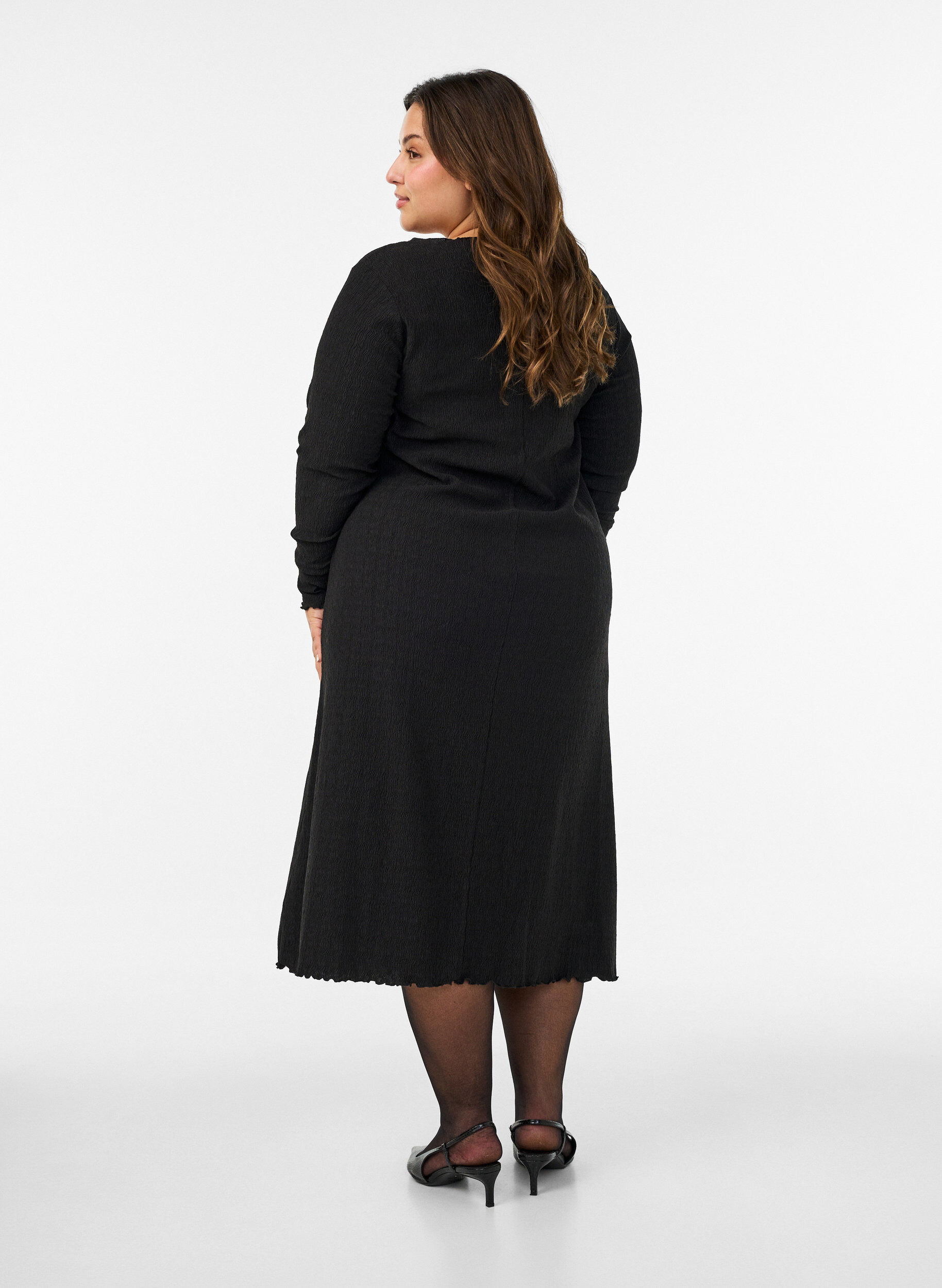 ZizziMidikjole med b&oslash;lget struktur og lange &aelig;rmer, Sort, Model image number 2