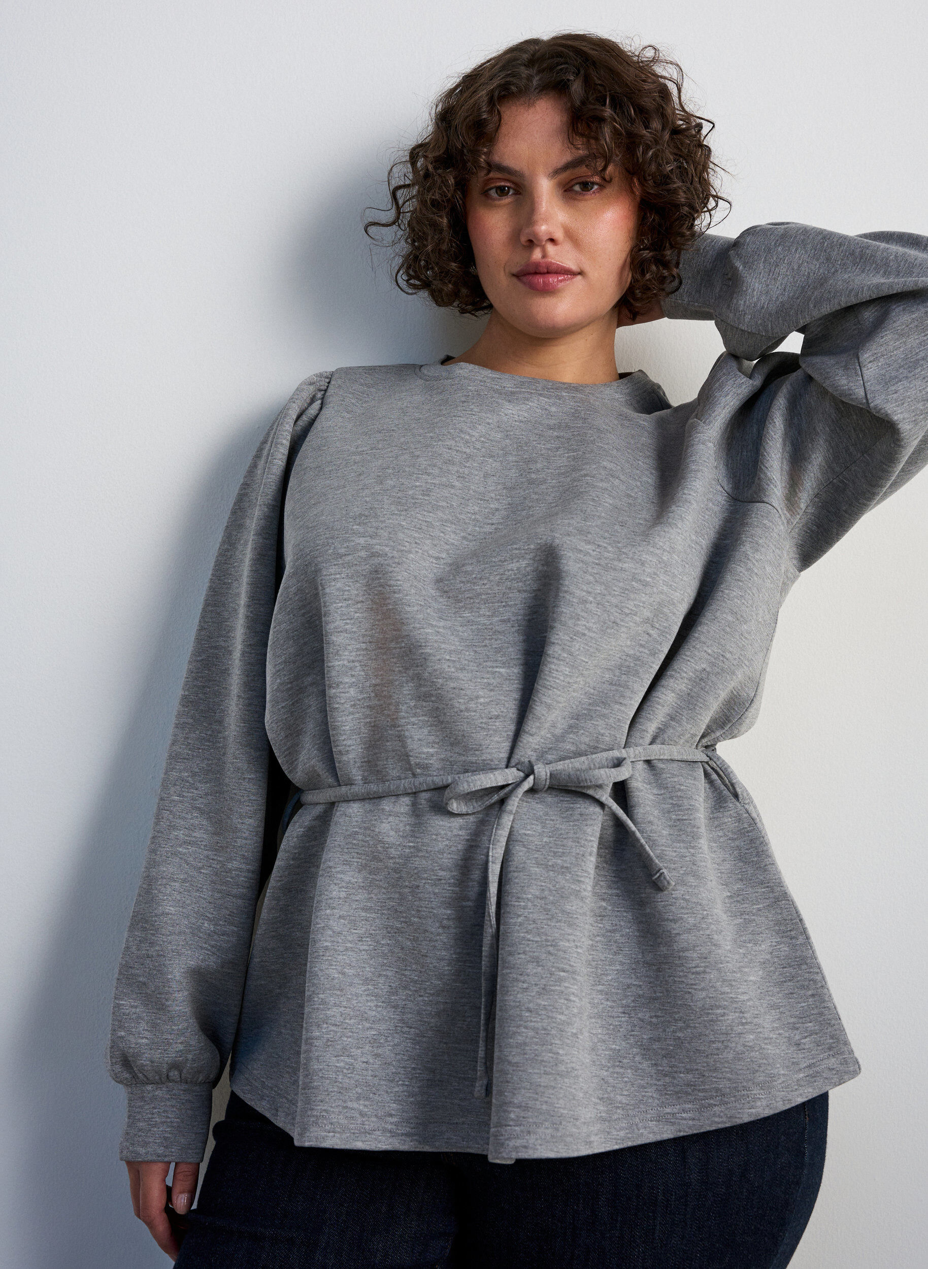 Bluse med bindeb&aring;nd og puf&aelig;rmer, Gr&aring;, Model