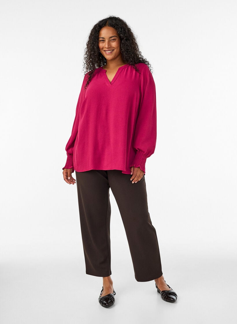 Bluse med smock manchetter og V-udsk&aelig;ring, R&oslash;d, Model image number 1