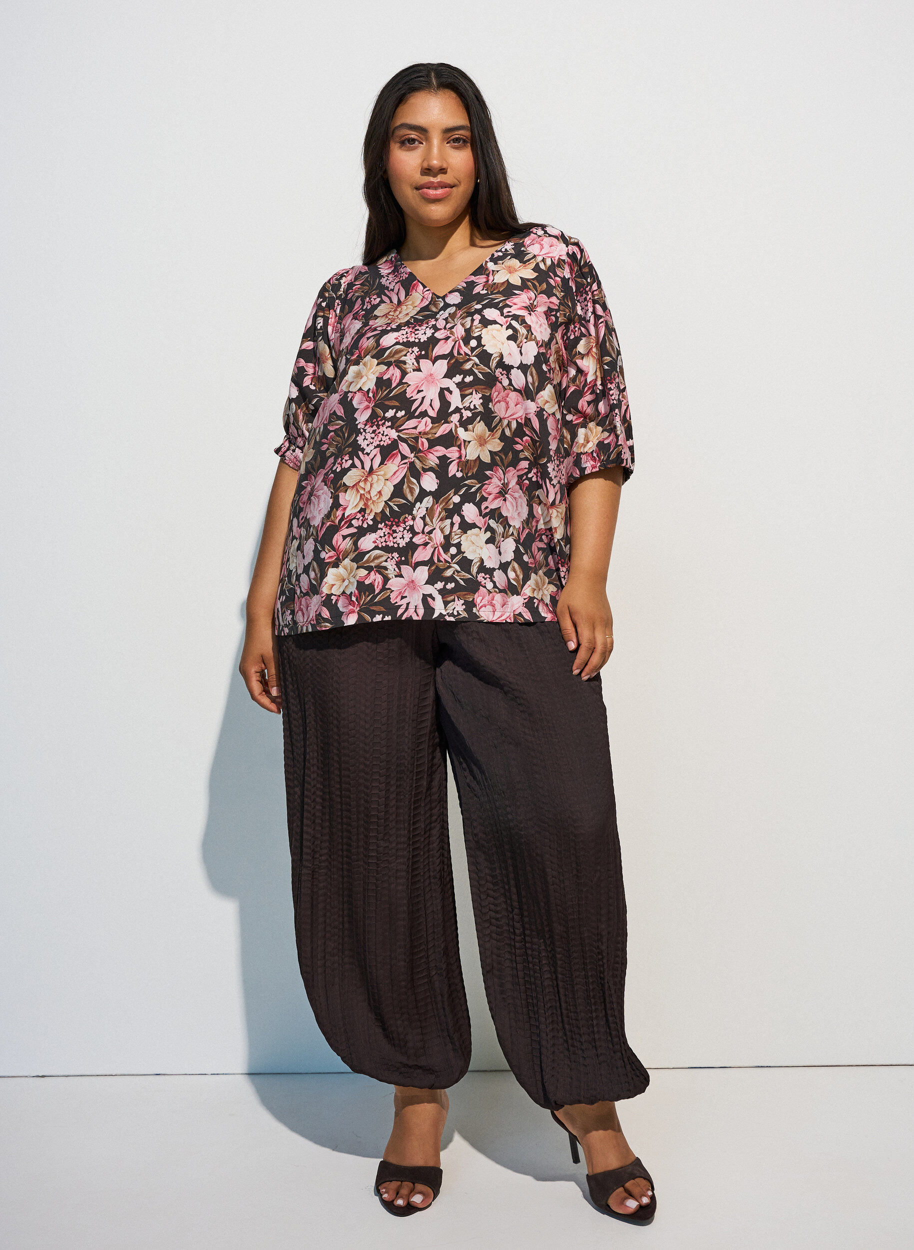 ZizziViskosebluse med V-udsk&aelig;ring, Lyser&oslash;d, Model image number 1