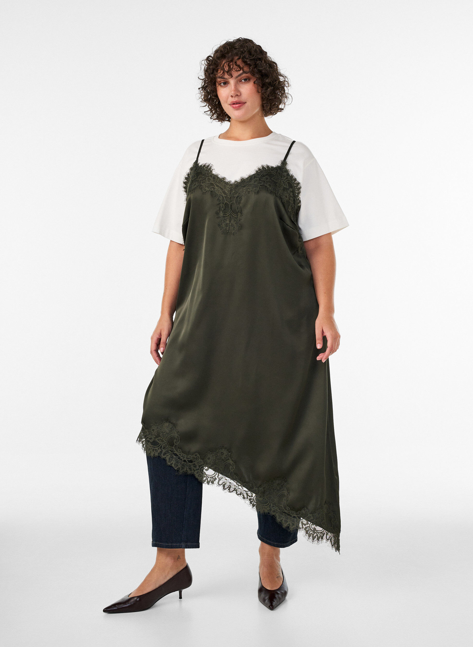 Satinkjole med blonde og asymmetrisk kant, Gr&oslash;n, Model