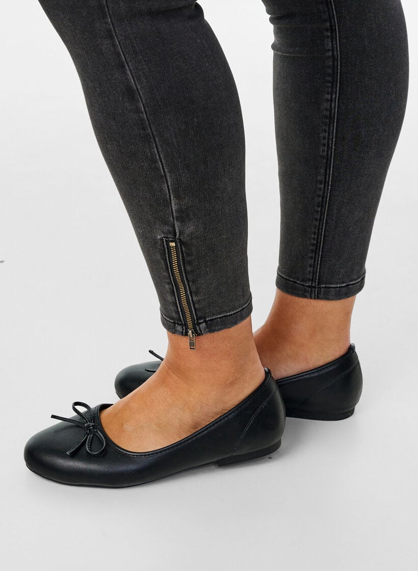 Cropped Amy jeans med lynl&aring;sdetalje, Gr&aring;, Model image number 4